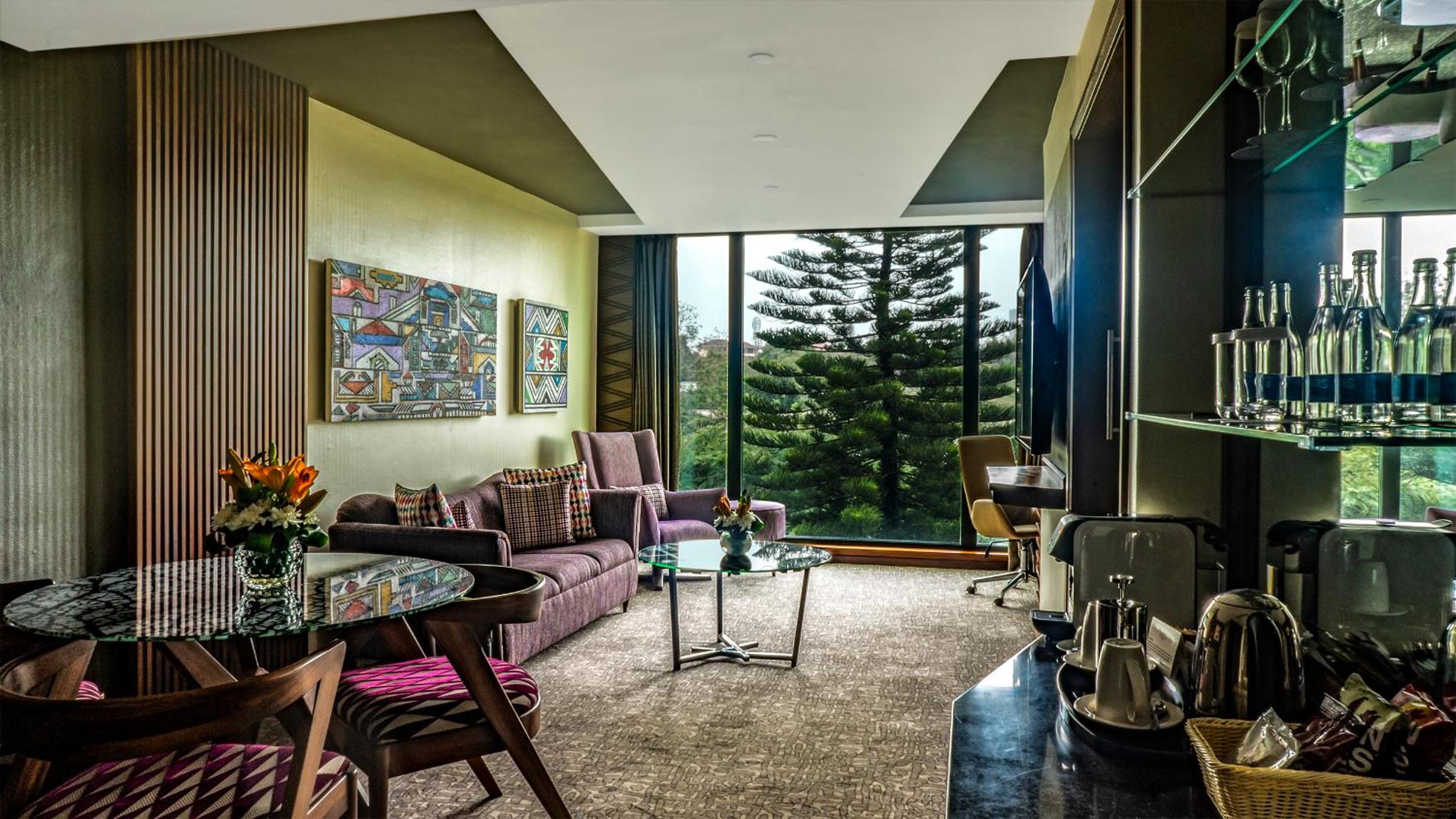 Signature Suite - Photo 2