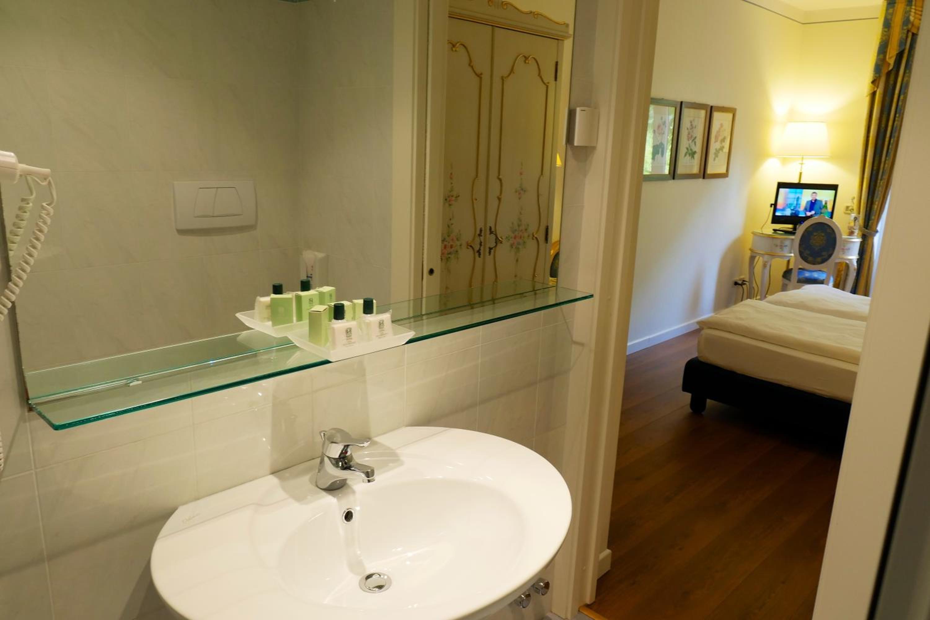 Superior Double or Twin Room - Photo 7