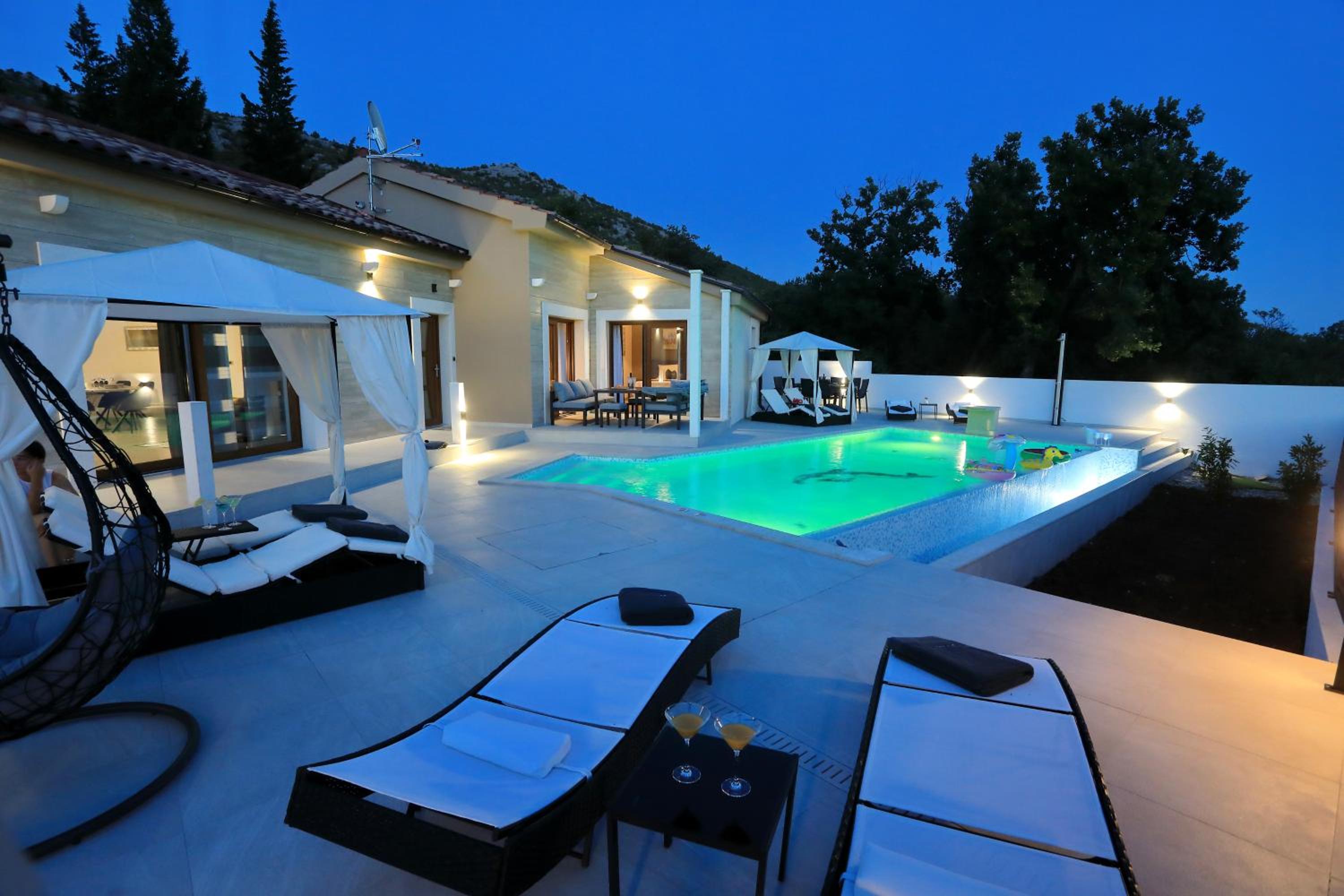 Villa photo 2