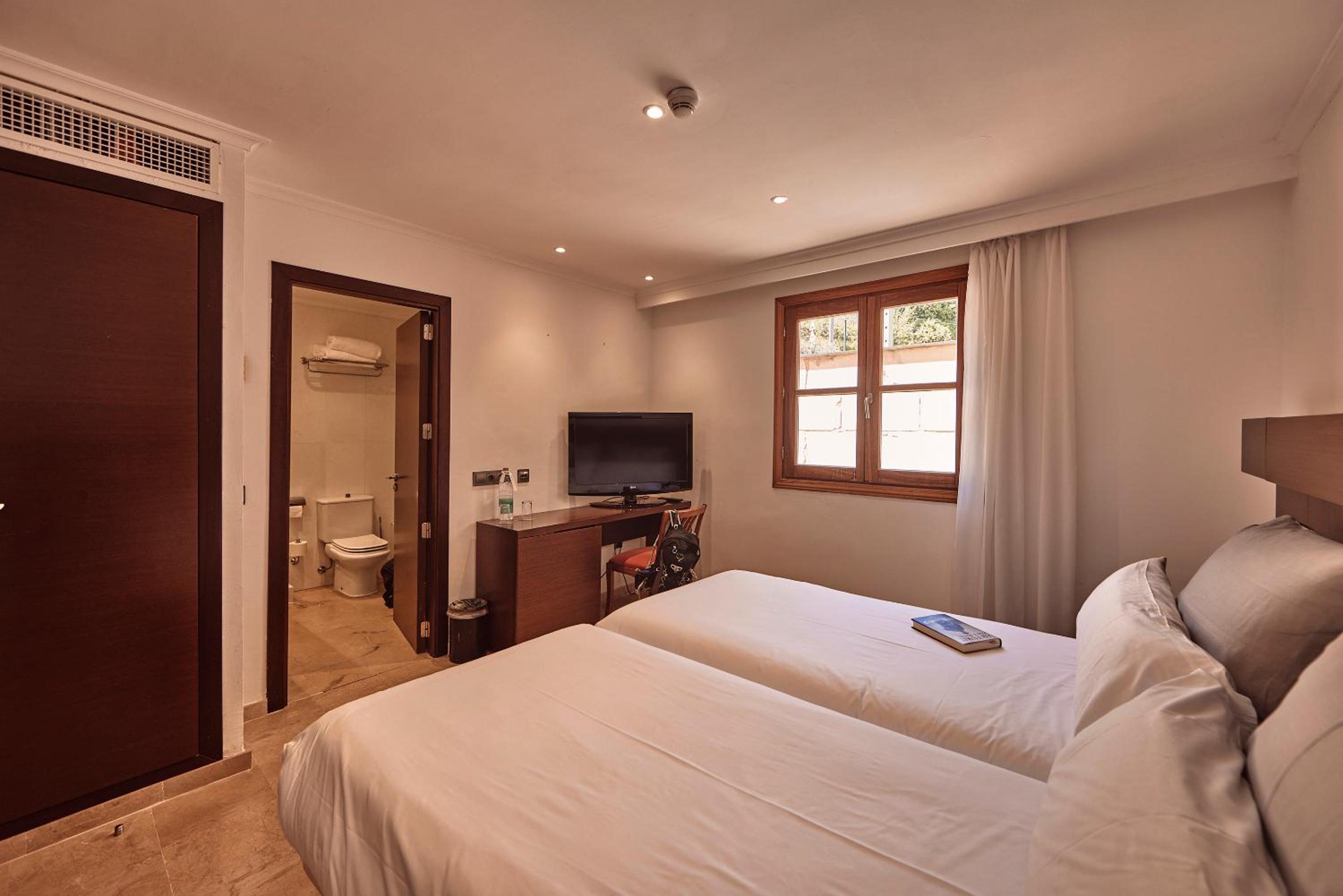 Twin Room - Spa Access Not Included - Photo 4