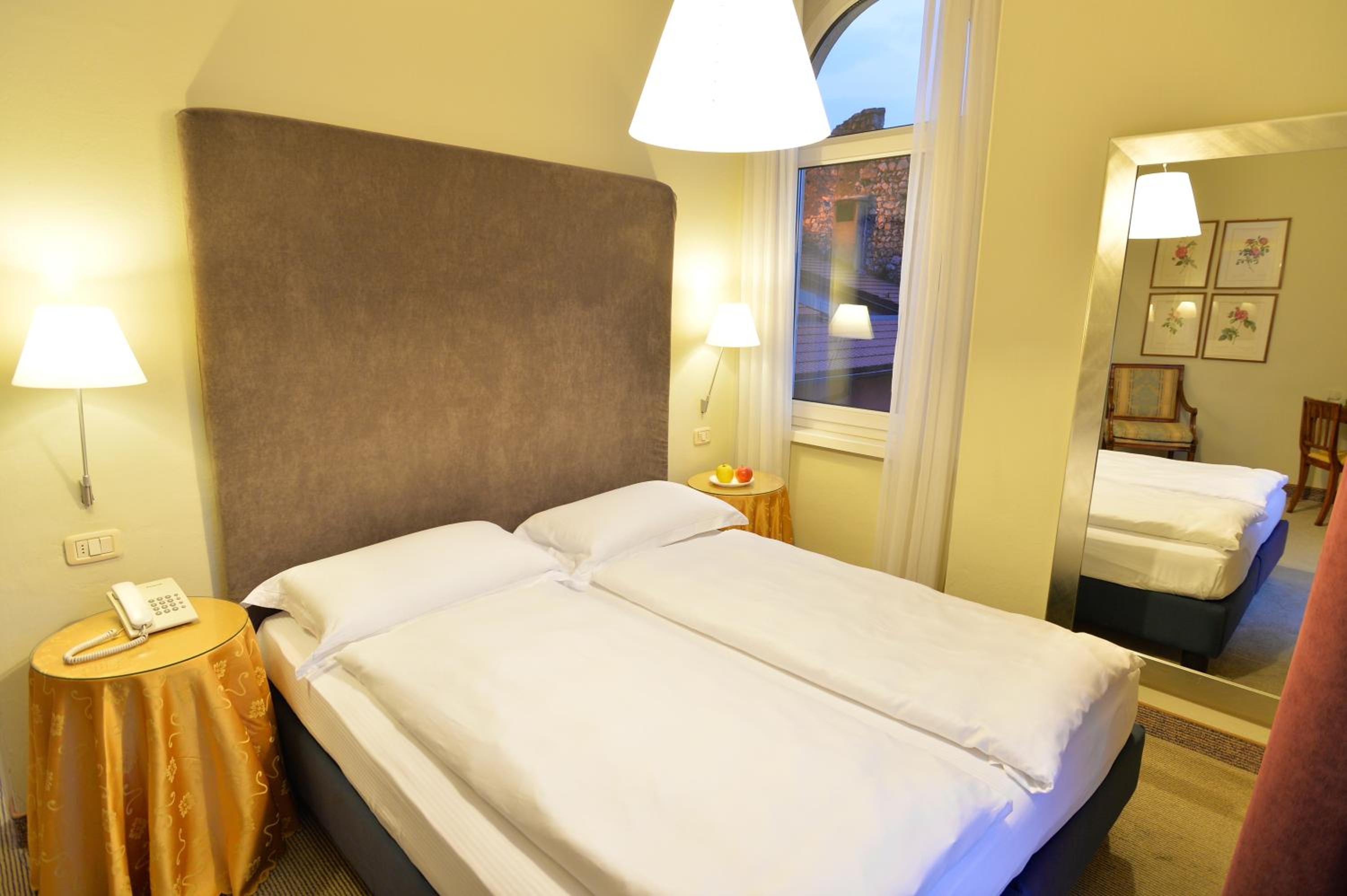 Prestige Double Room with Balcony and Lake View - Photo 11