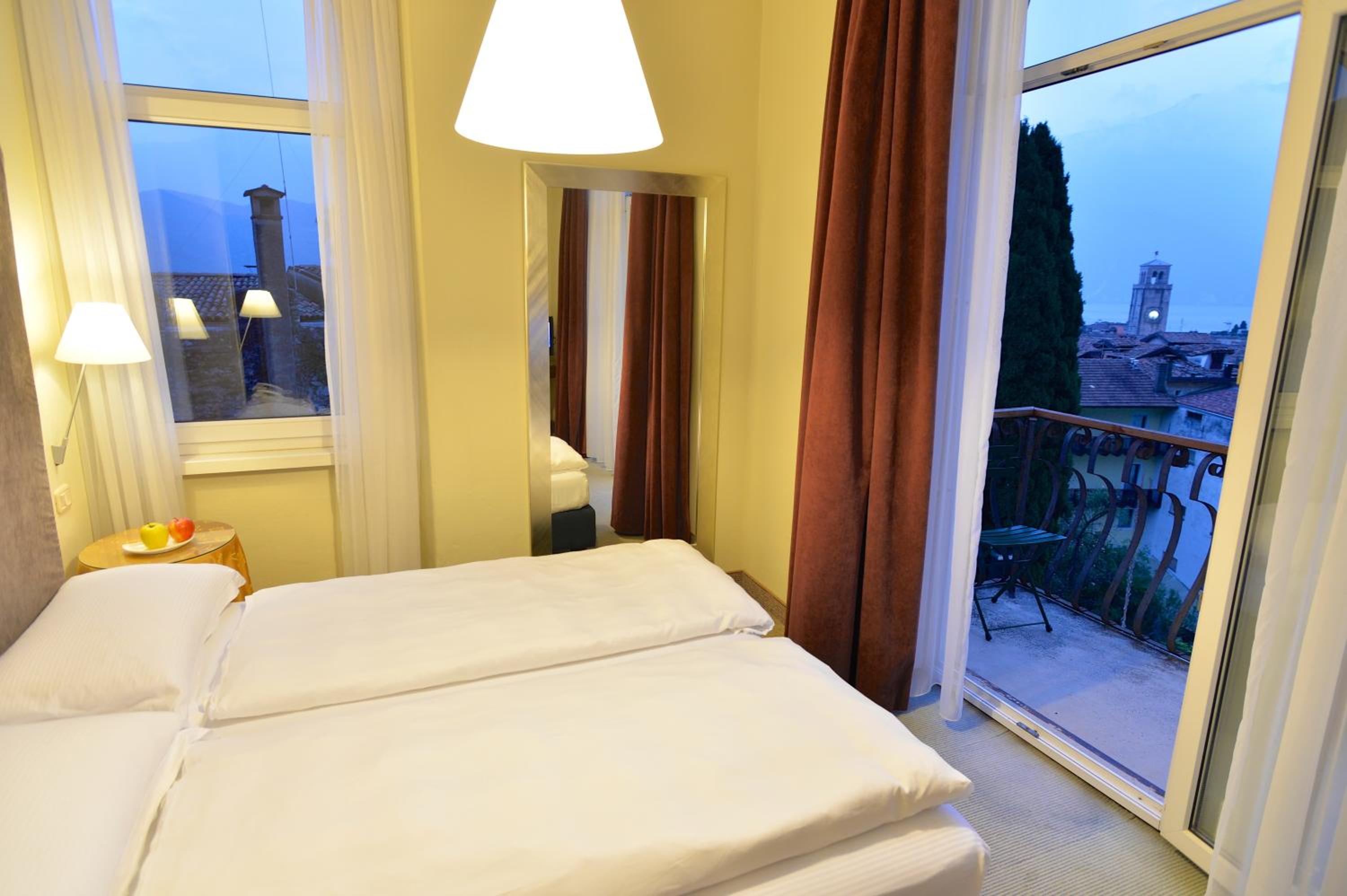 Prestige Double Room with Balcony and Lake View - Photo 1