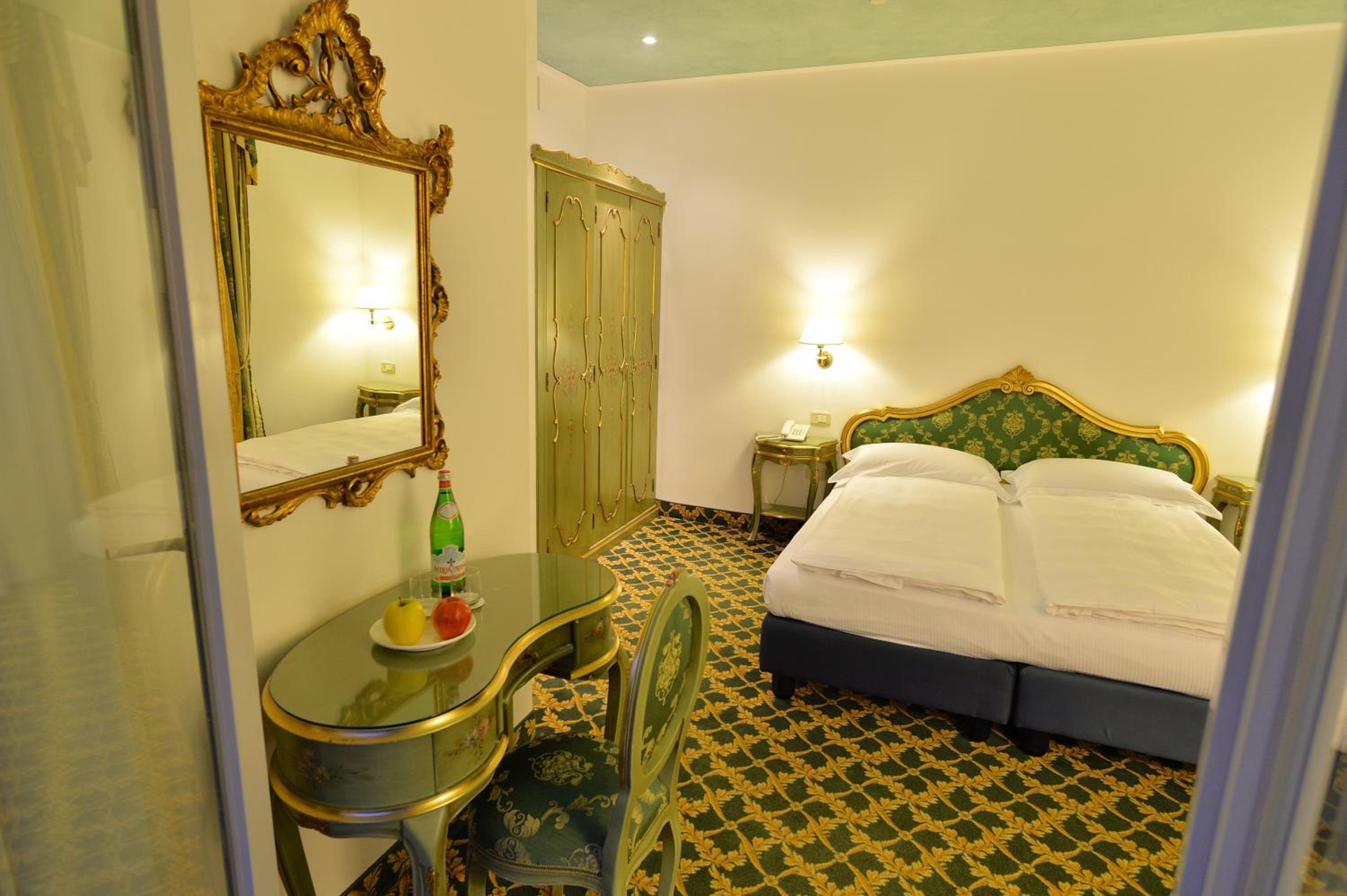 Prestige Double Room with Balcony and Lake View - Photo 12