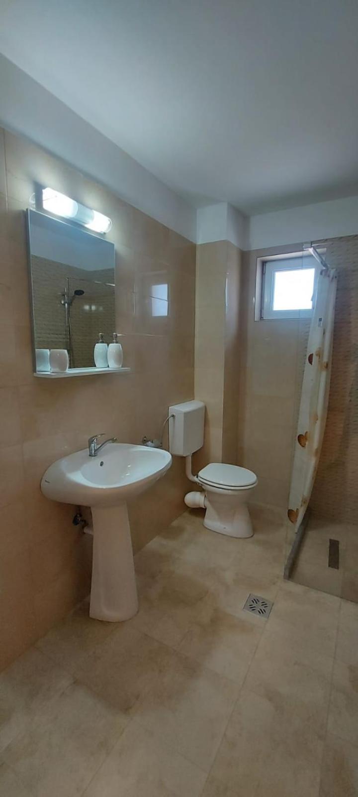 Standard Double or Twin Room - Photo 9