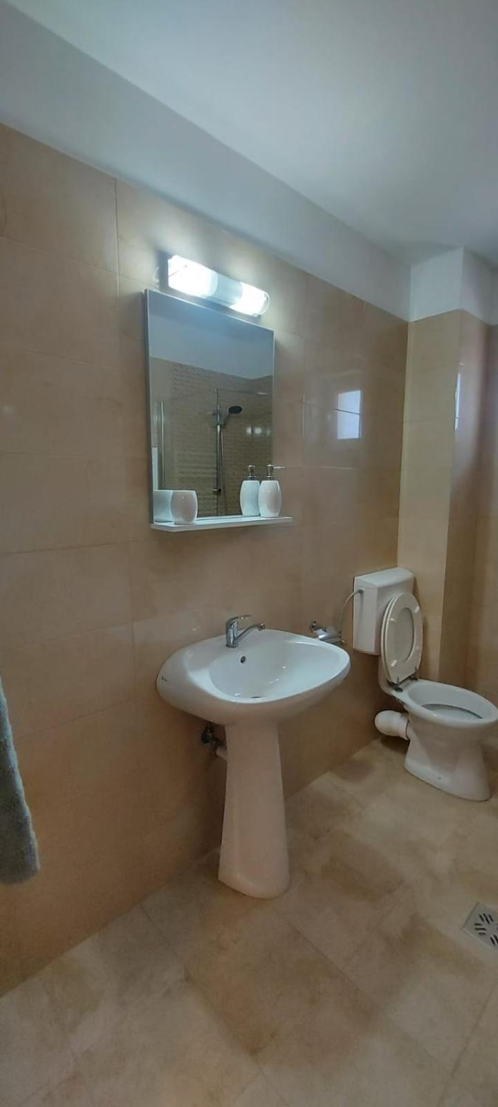 Standard Double or Twin Room - Photo 10