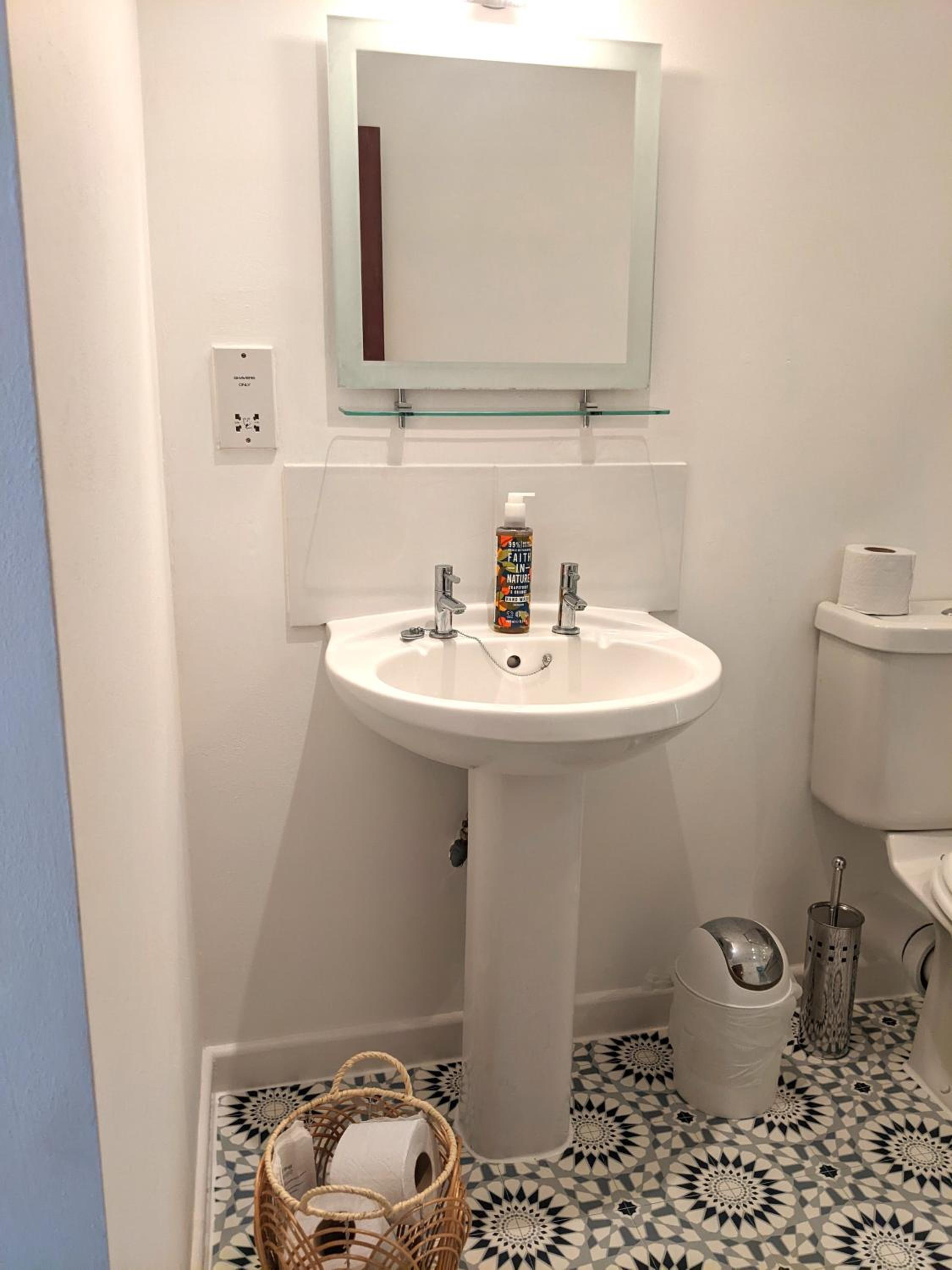 Twin Room - Photo 19
