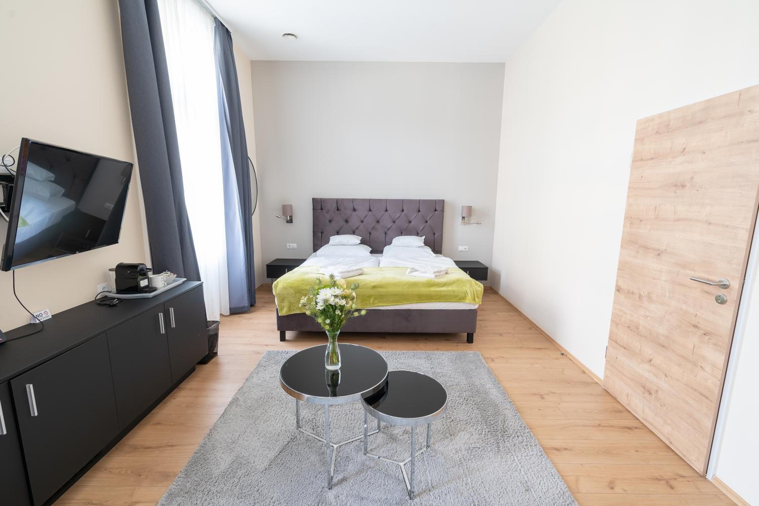 Deluxe King Room - Photo 7