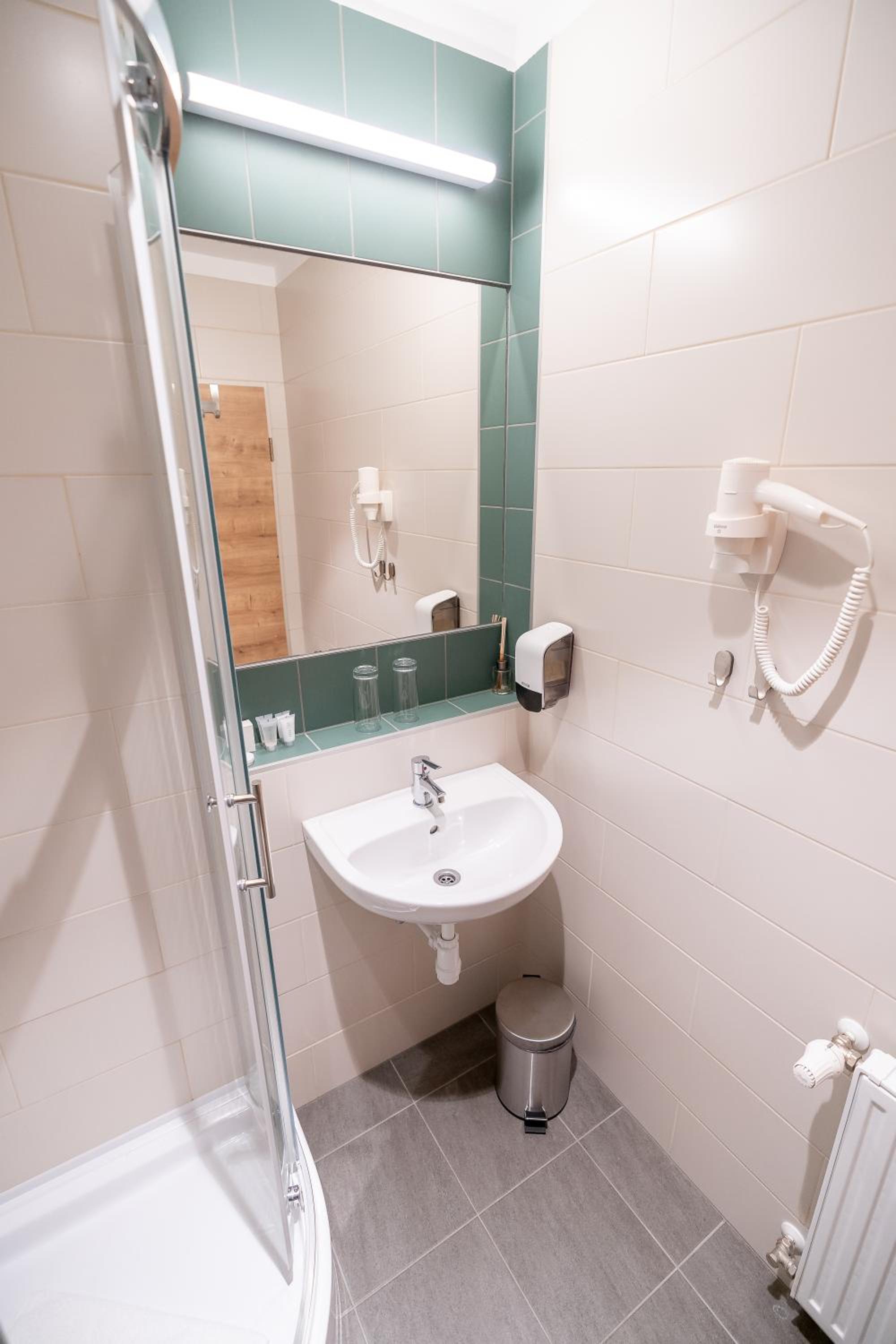 Standard Double or Twin Room - Photo 7