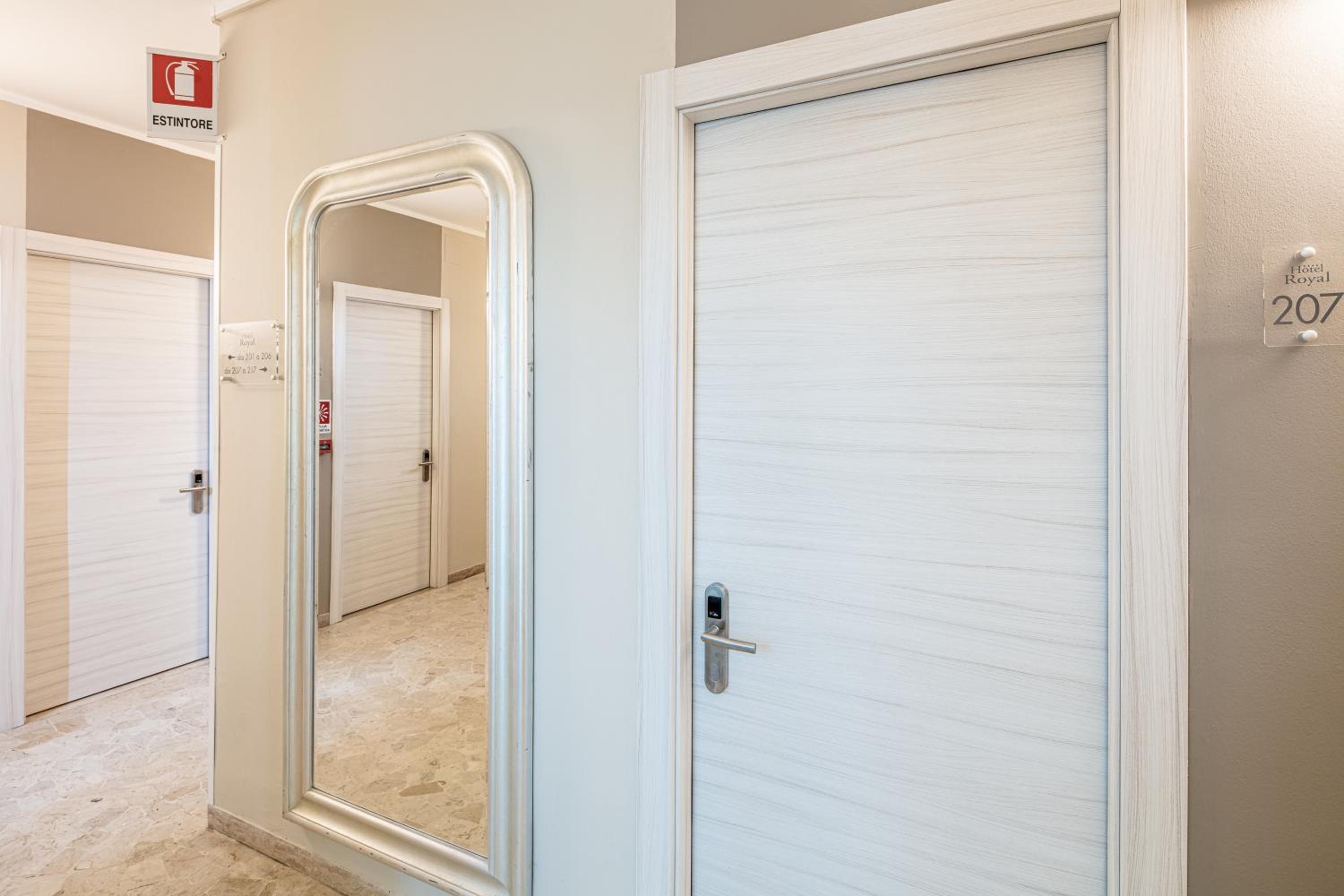 Double or Twin Room with Partial Sea View - Photo 12