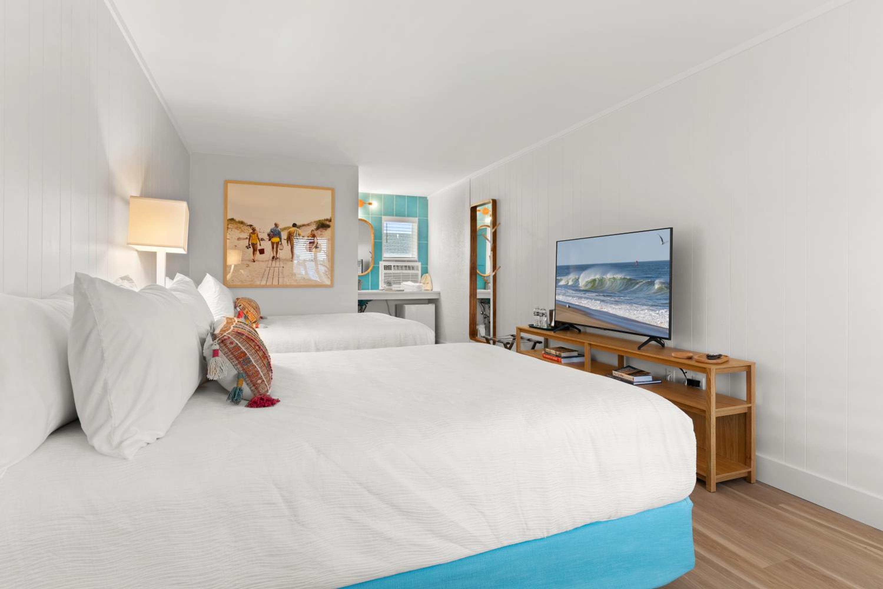 Queen Room with Two Queen Beds photo 2
