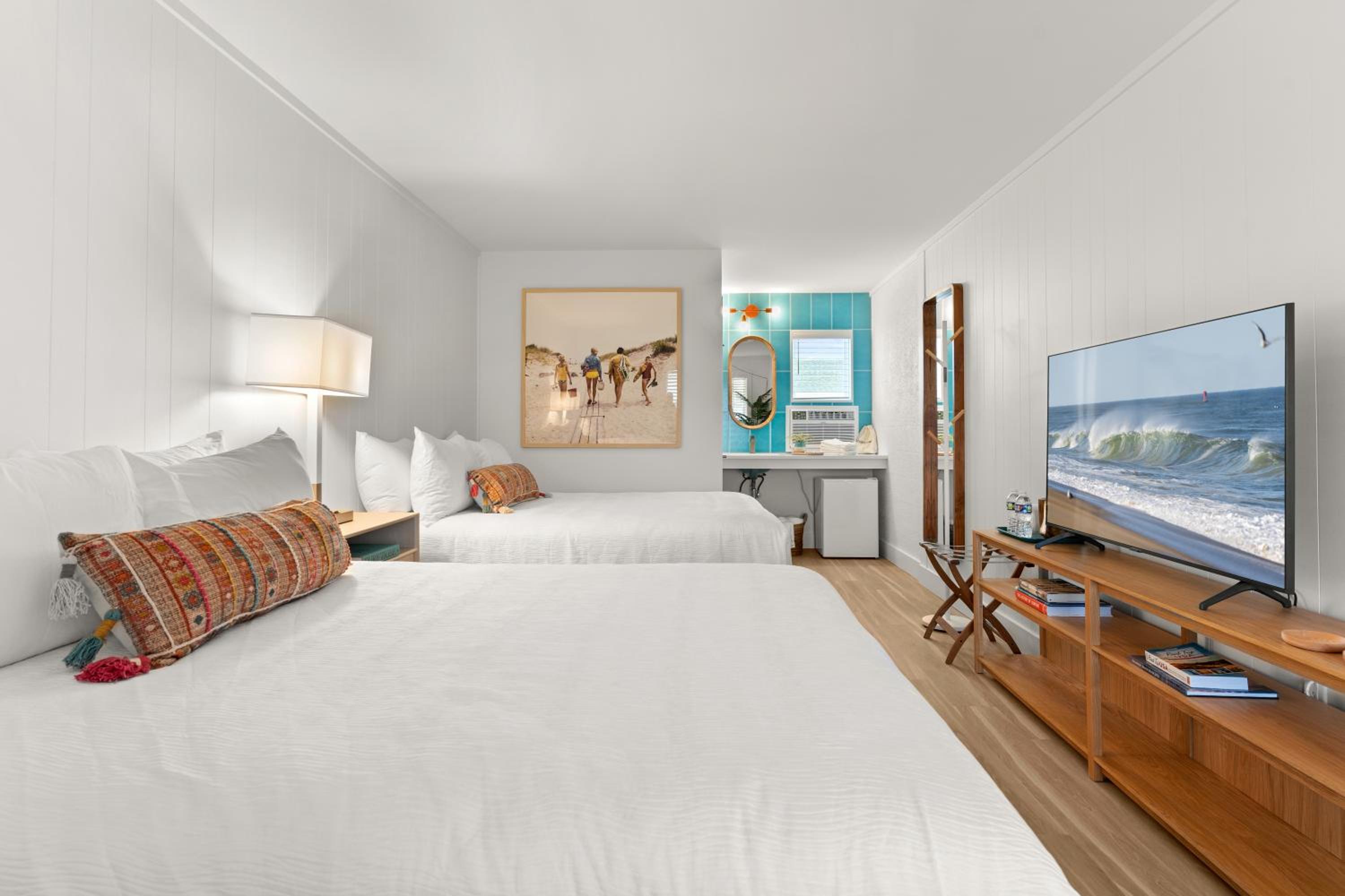 Queen Room with Two Queen Beds photo 2