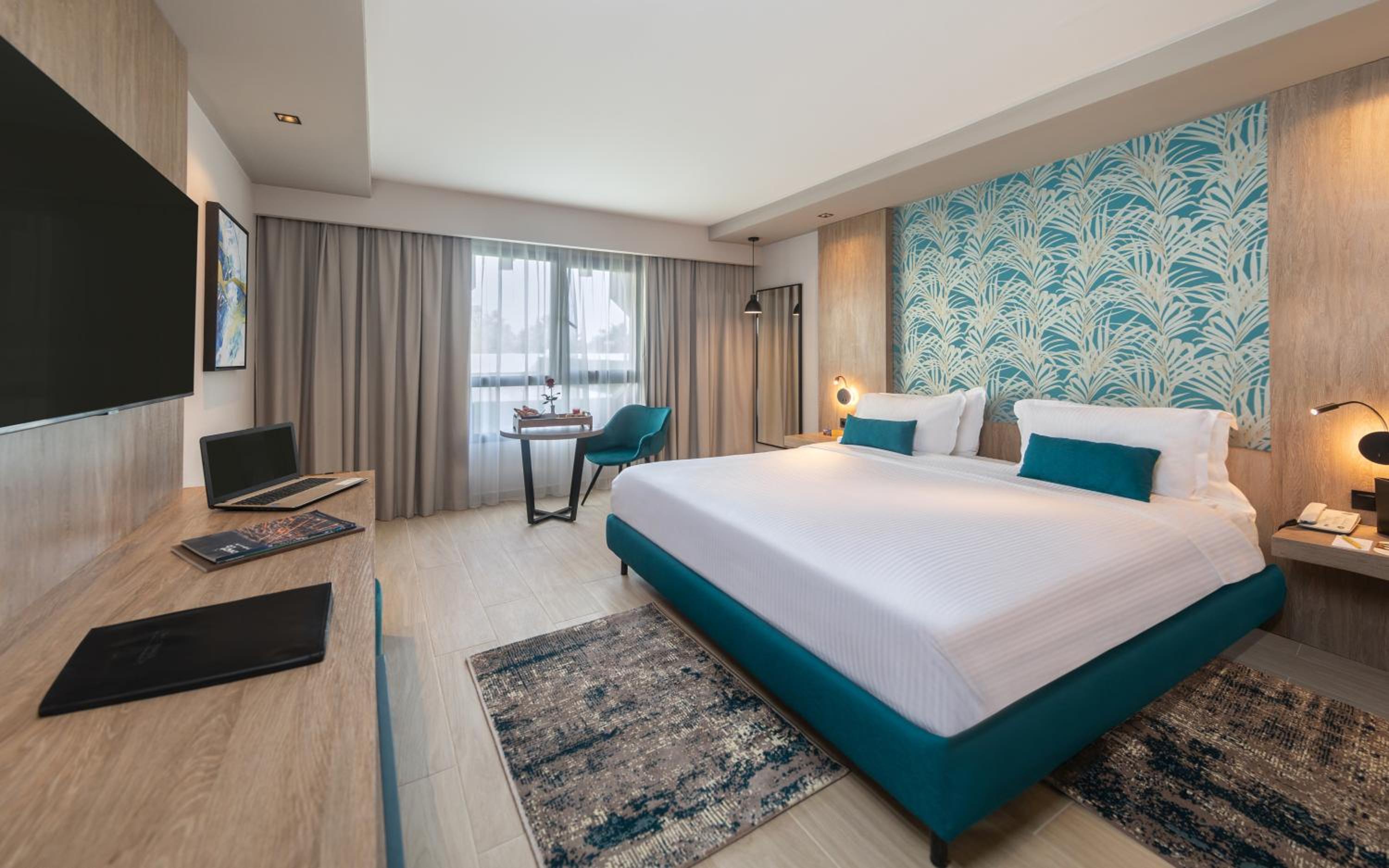 Executive Club Room 1 King Bed - Photo 1