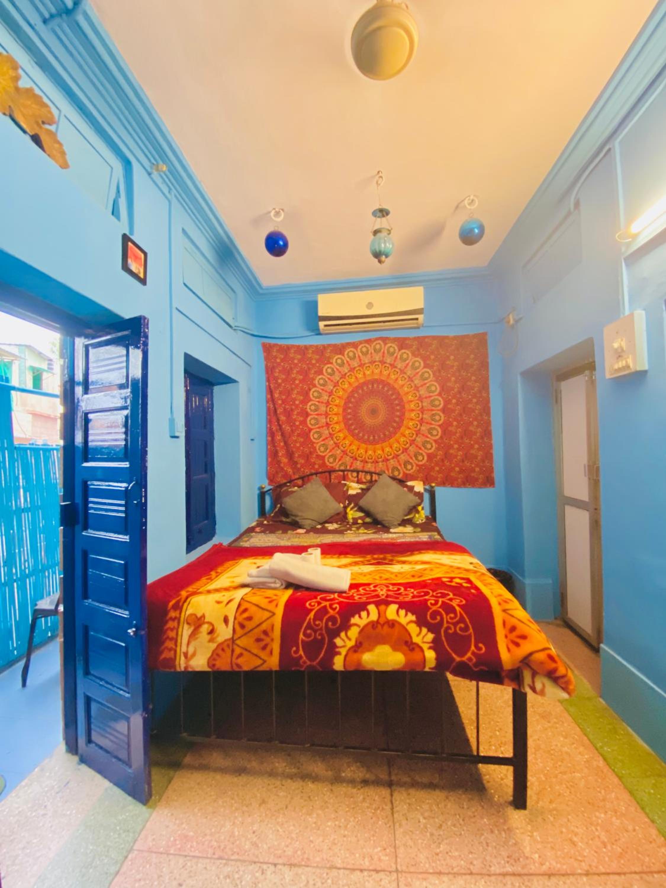 King Suite with Balcony - Photo 7