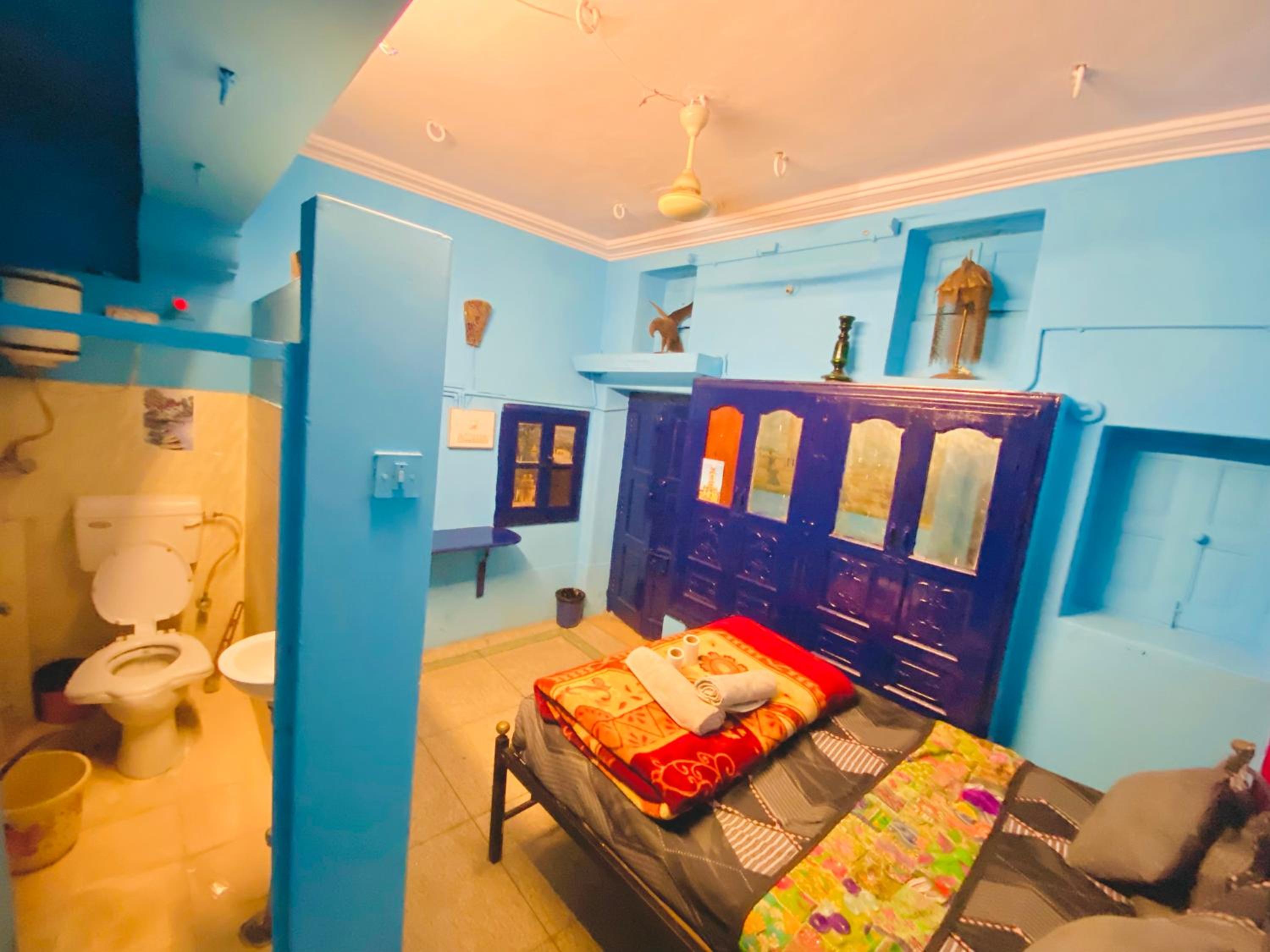 Deluxe Double Room with Shower - Photo 10