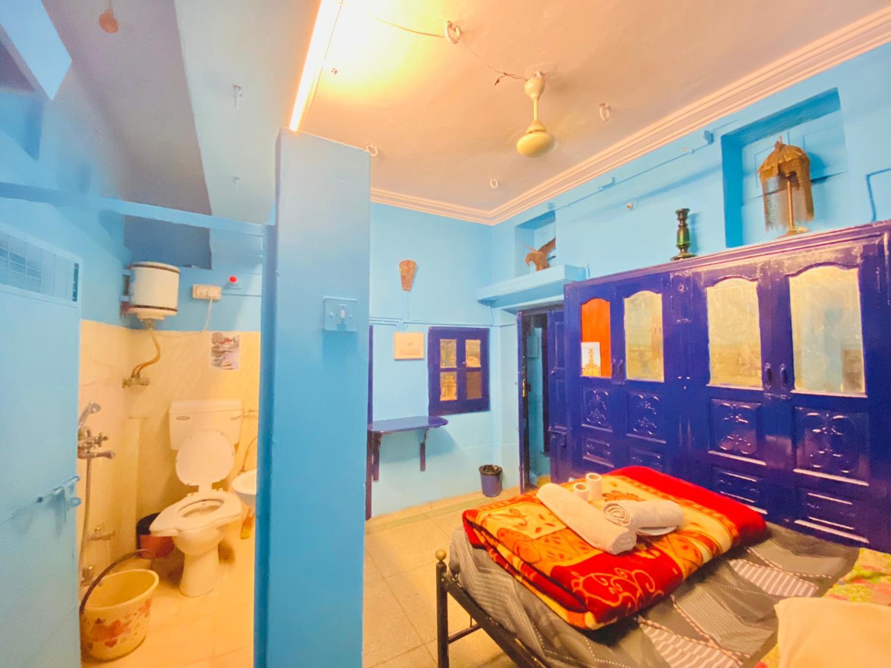 Deluxe Double Room with Shower - Photo 7