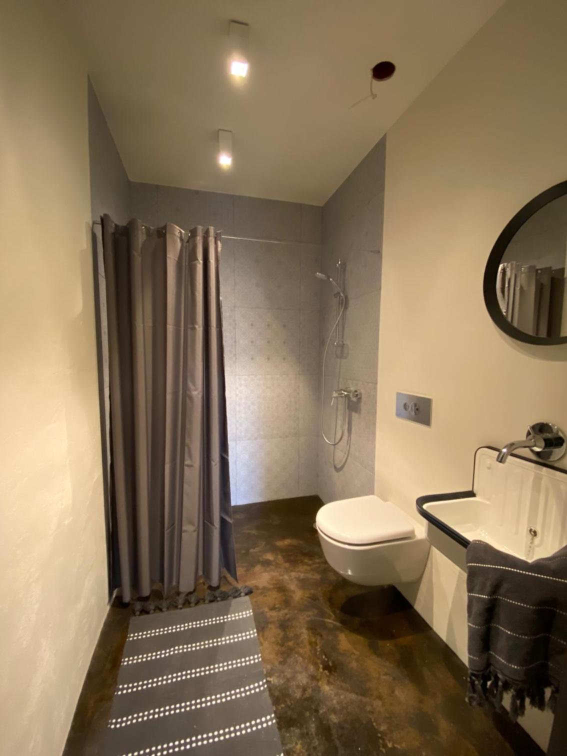 One-Bedroom Apartment - Photo 5
