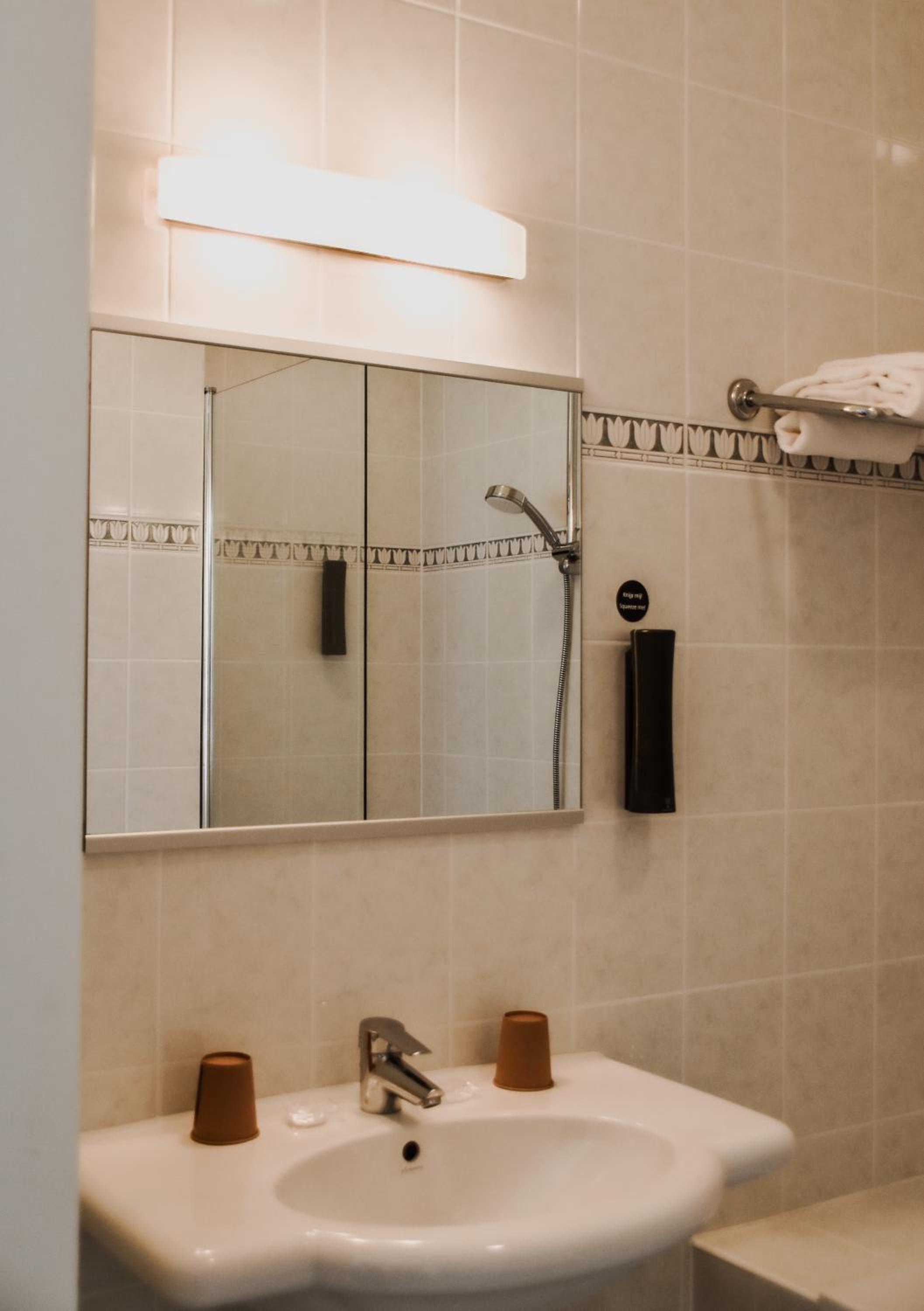 Standard Twin Room - Photo 7