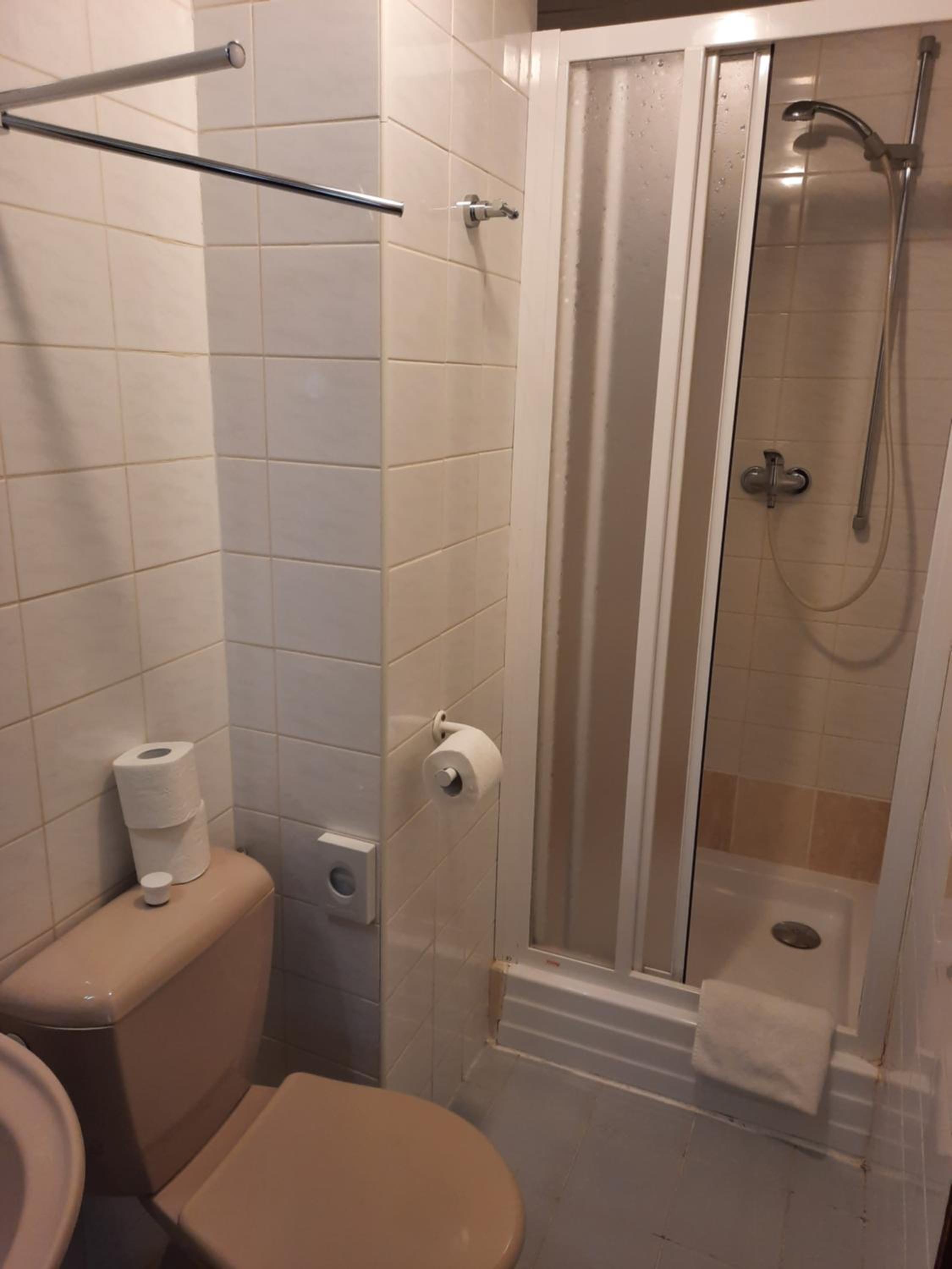 Triple Room with Bathroom - Photo 4