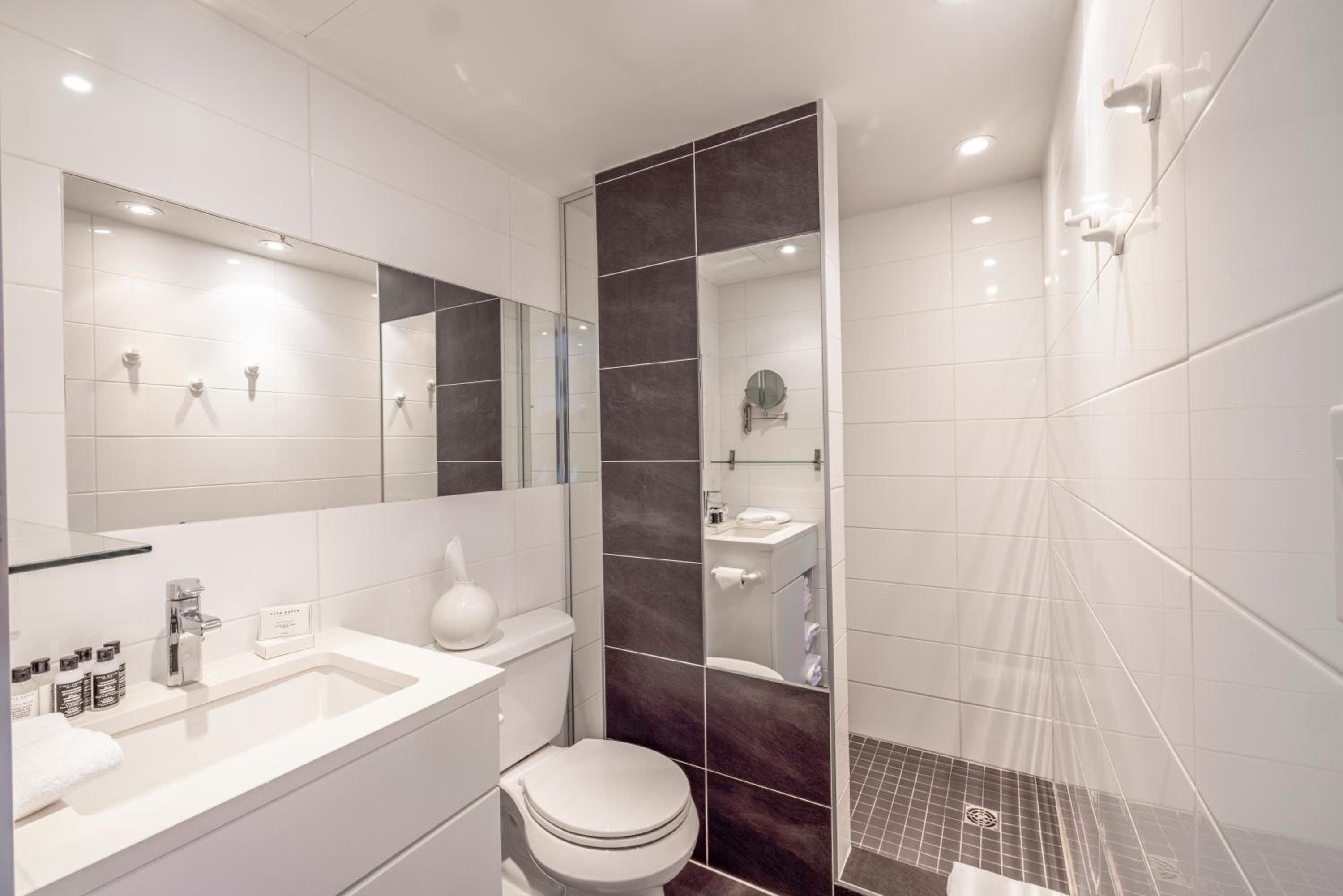 Deluxe Double or Twin Room thumbnail 5