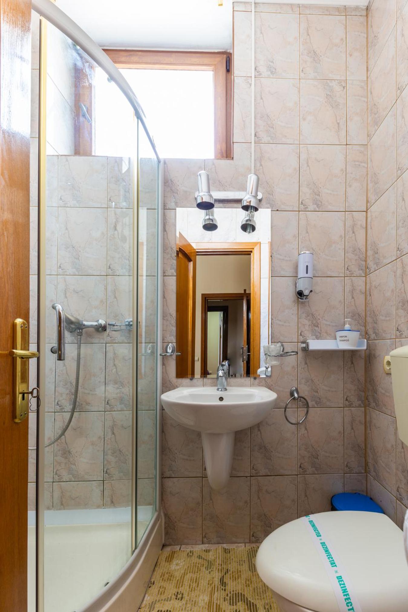 Double Room - Photo 11