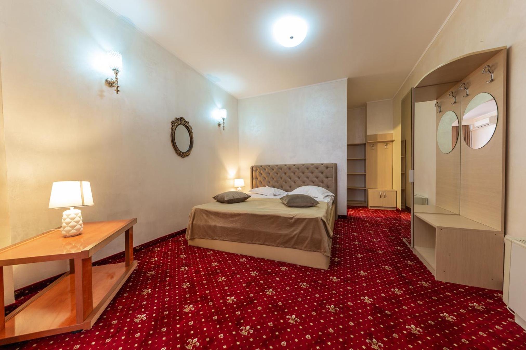 One-Bedroom Suite - Photo 9
