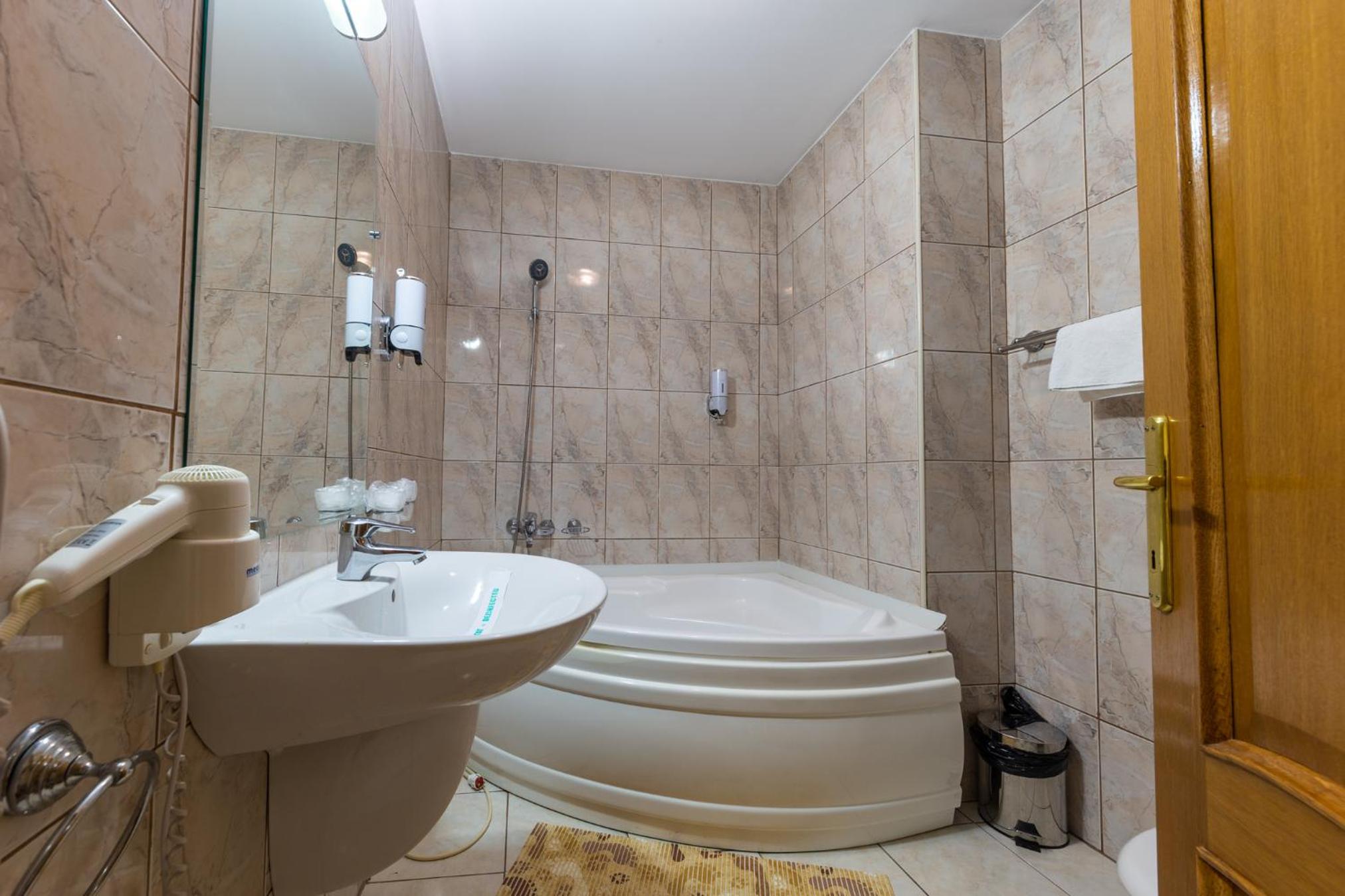 One-Bedroom Suite - Photo 10
