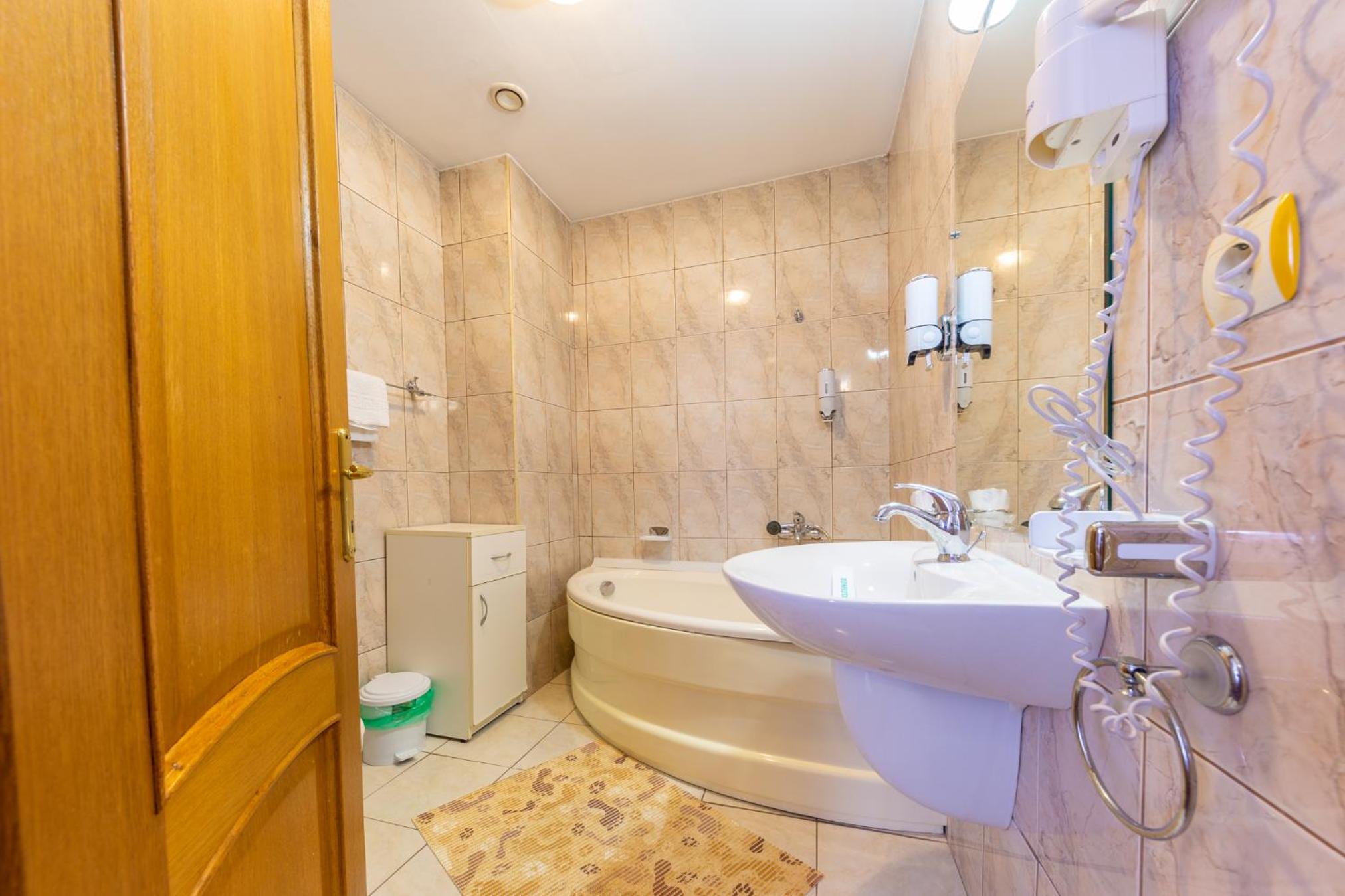 Double Room - Photo 21