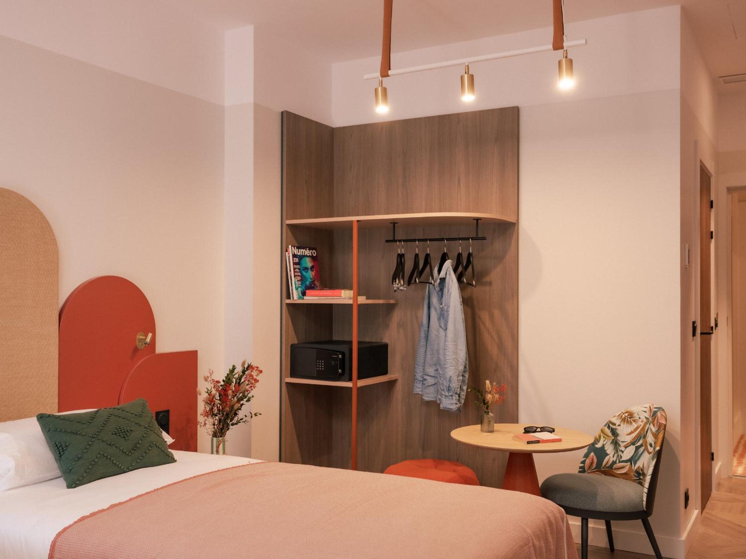 Standard Twin Room thumbnail 5