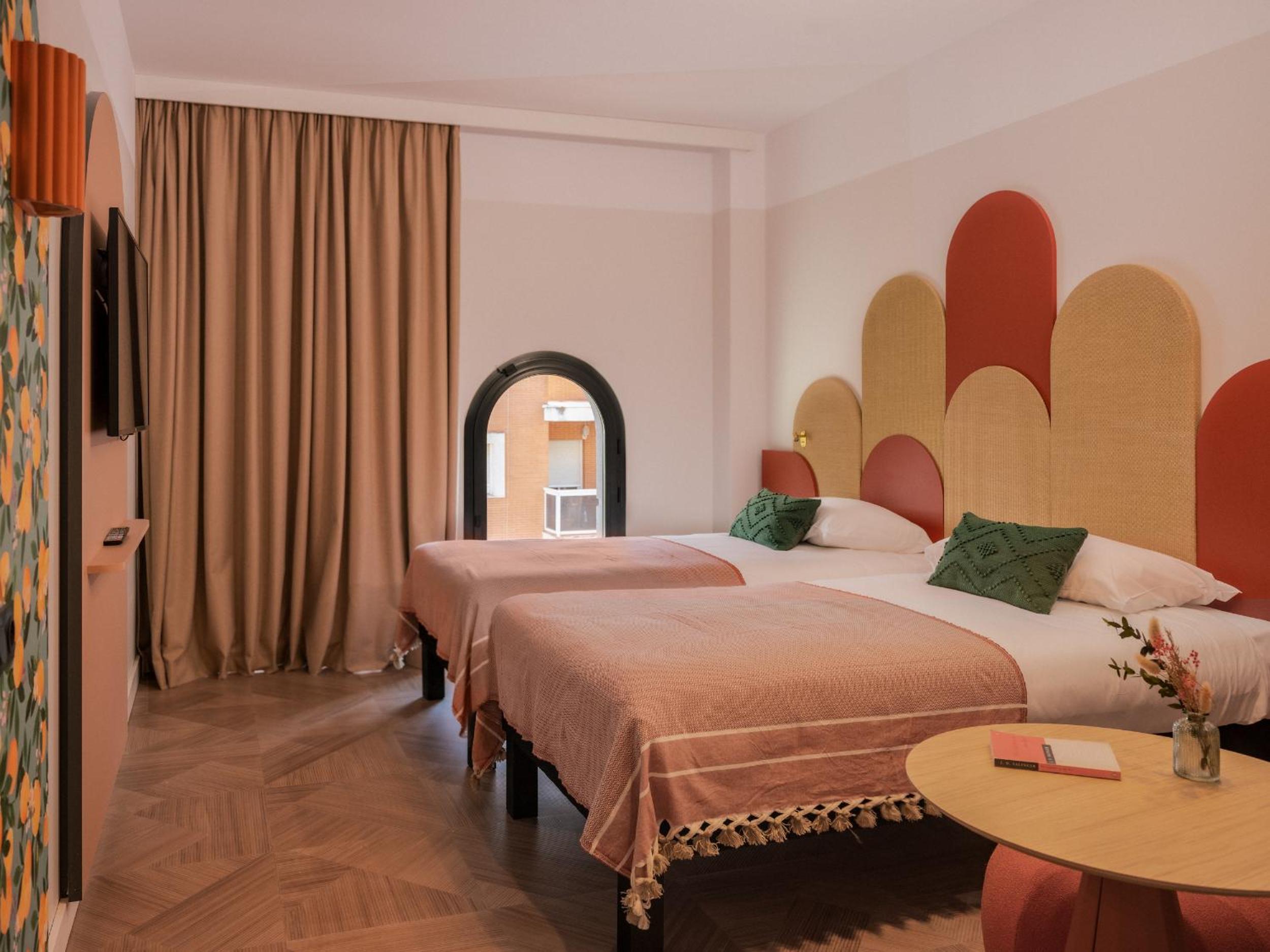 Standard Twin Room thumbnail 6
