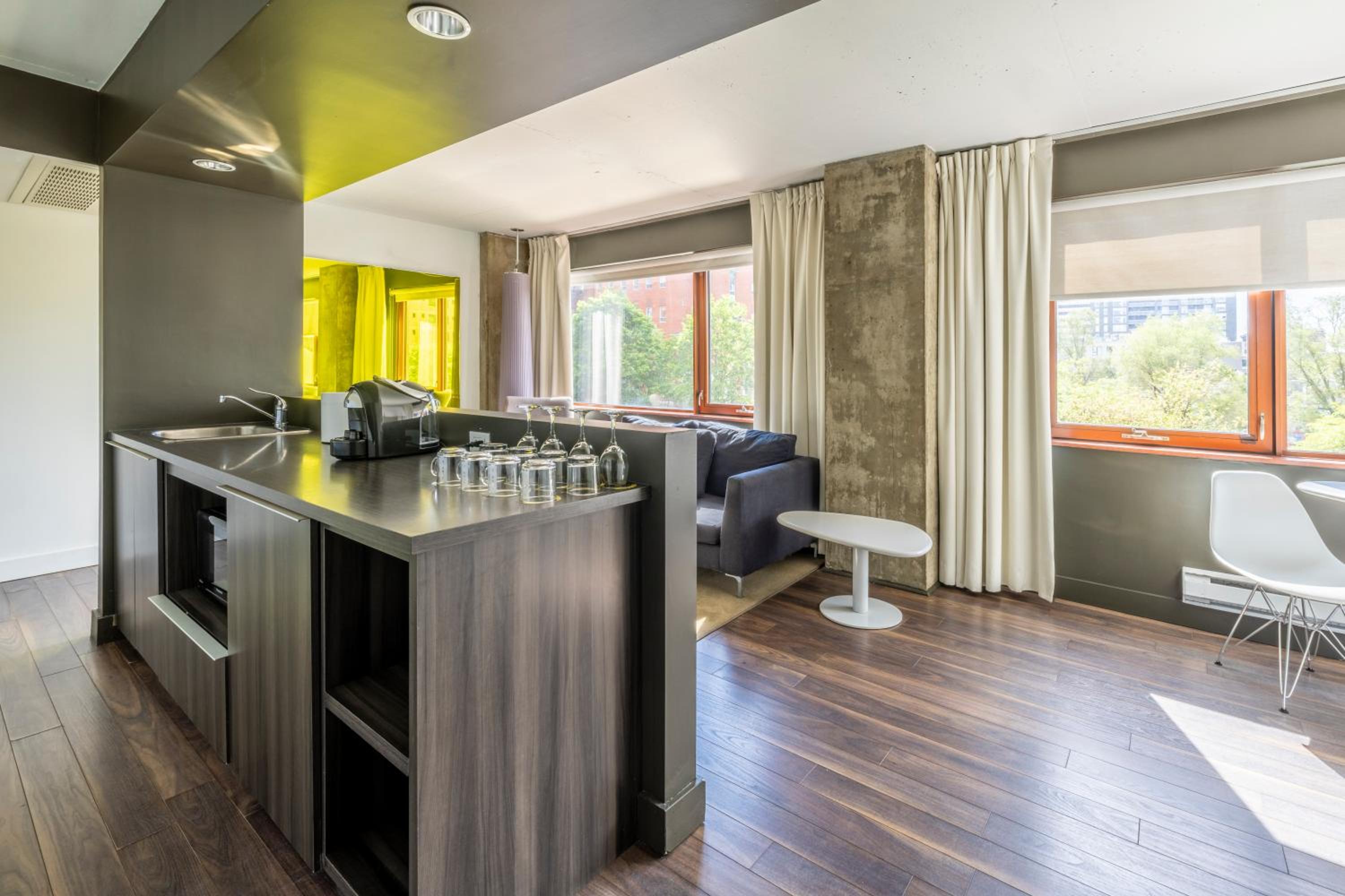 Two-Bedroom Queen Suite thumbnail 5