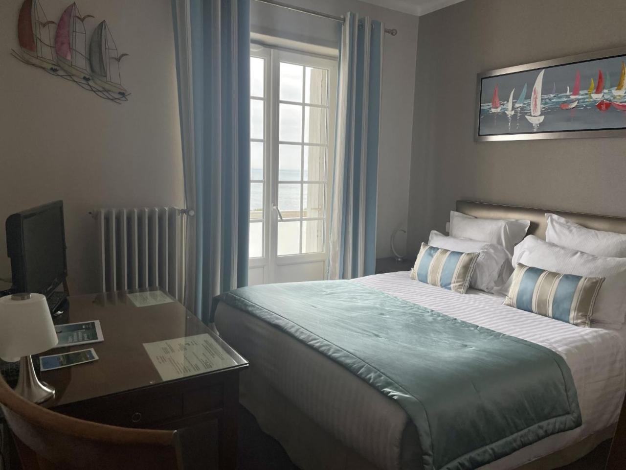 Superior Double Room with Sea View - Photo 2