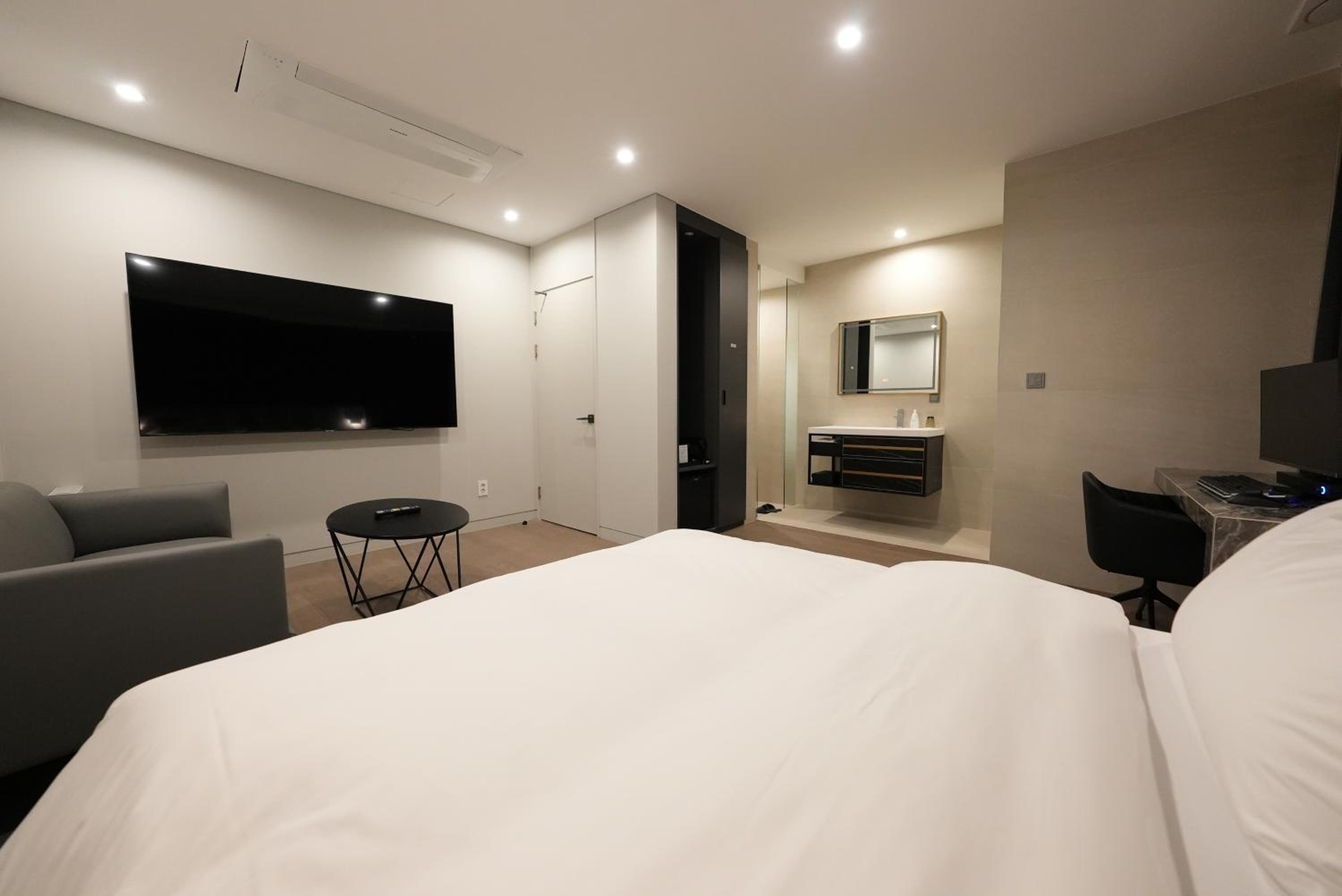 Deluxe Room - Photo 29