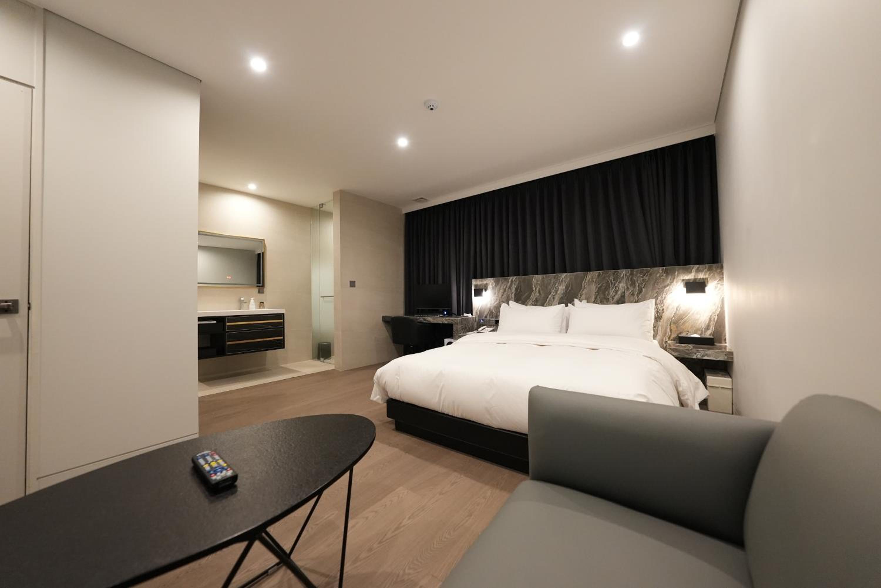 Deluxe Room - Photo 28