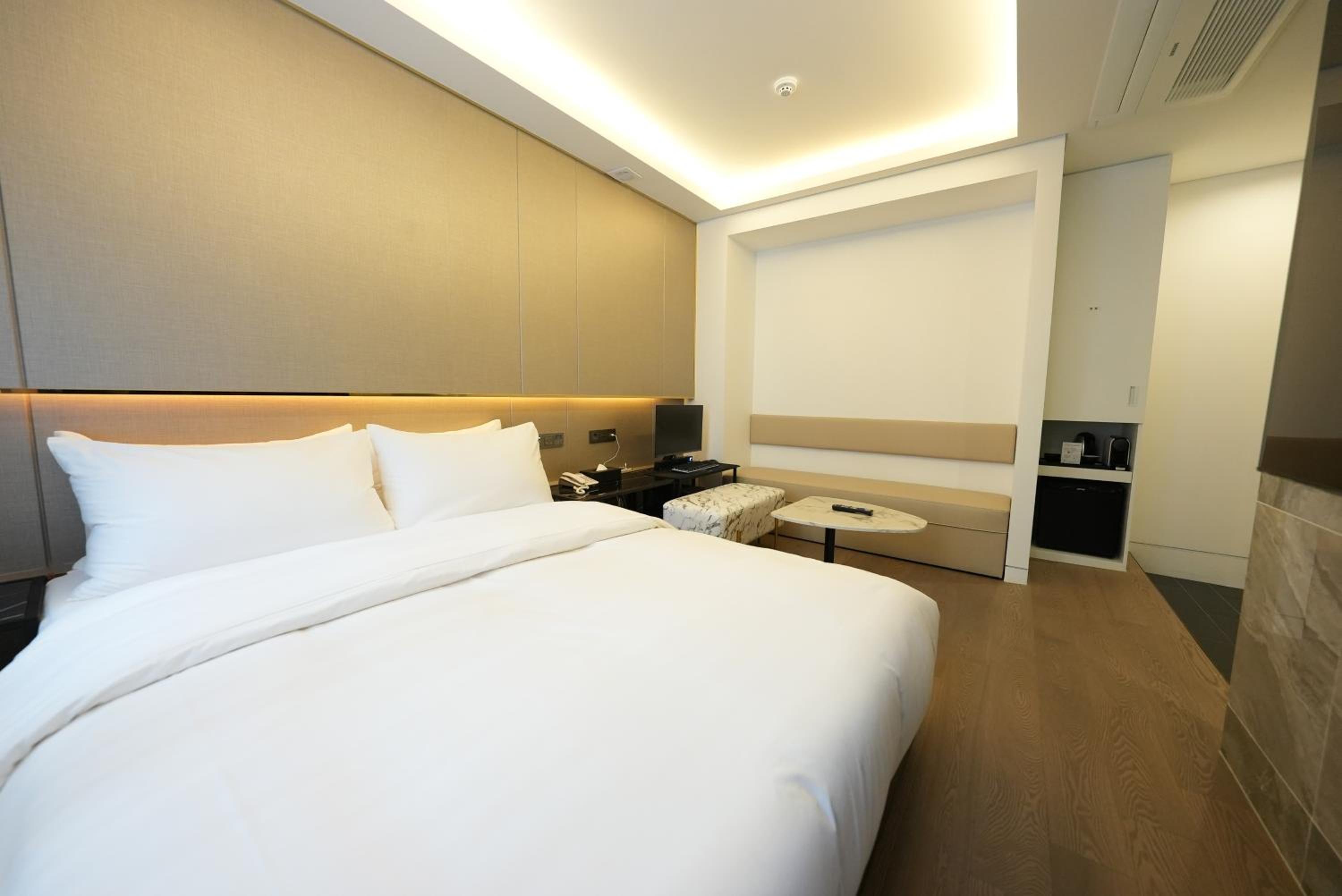 Deluxe Room - Photo 6