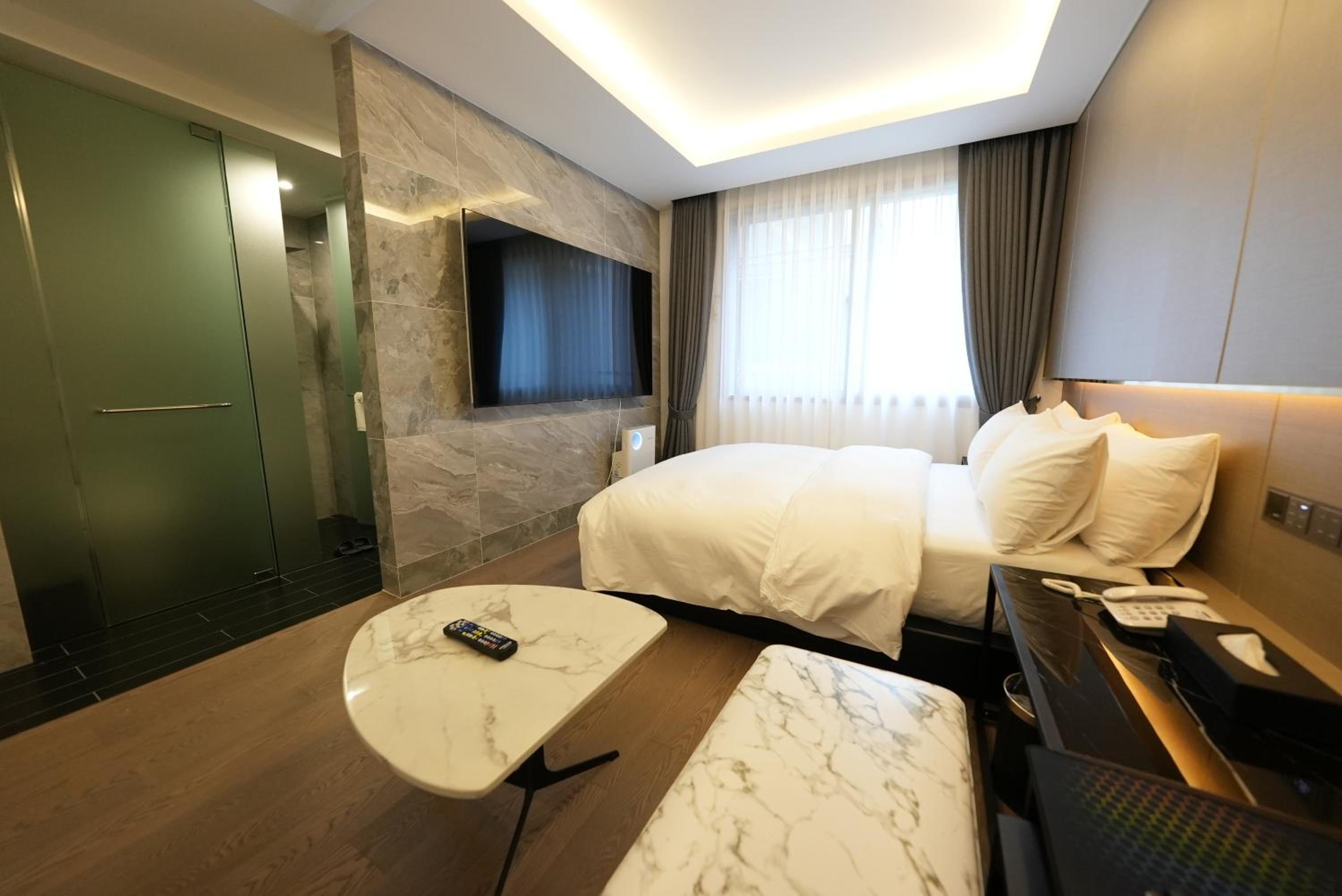 Deluxe Room - Photo 5