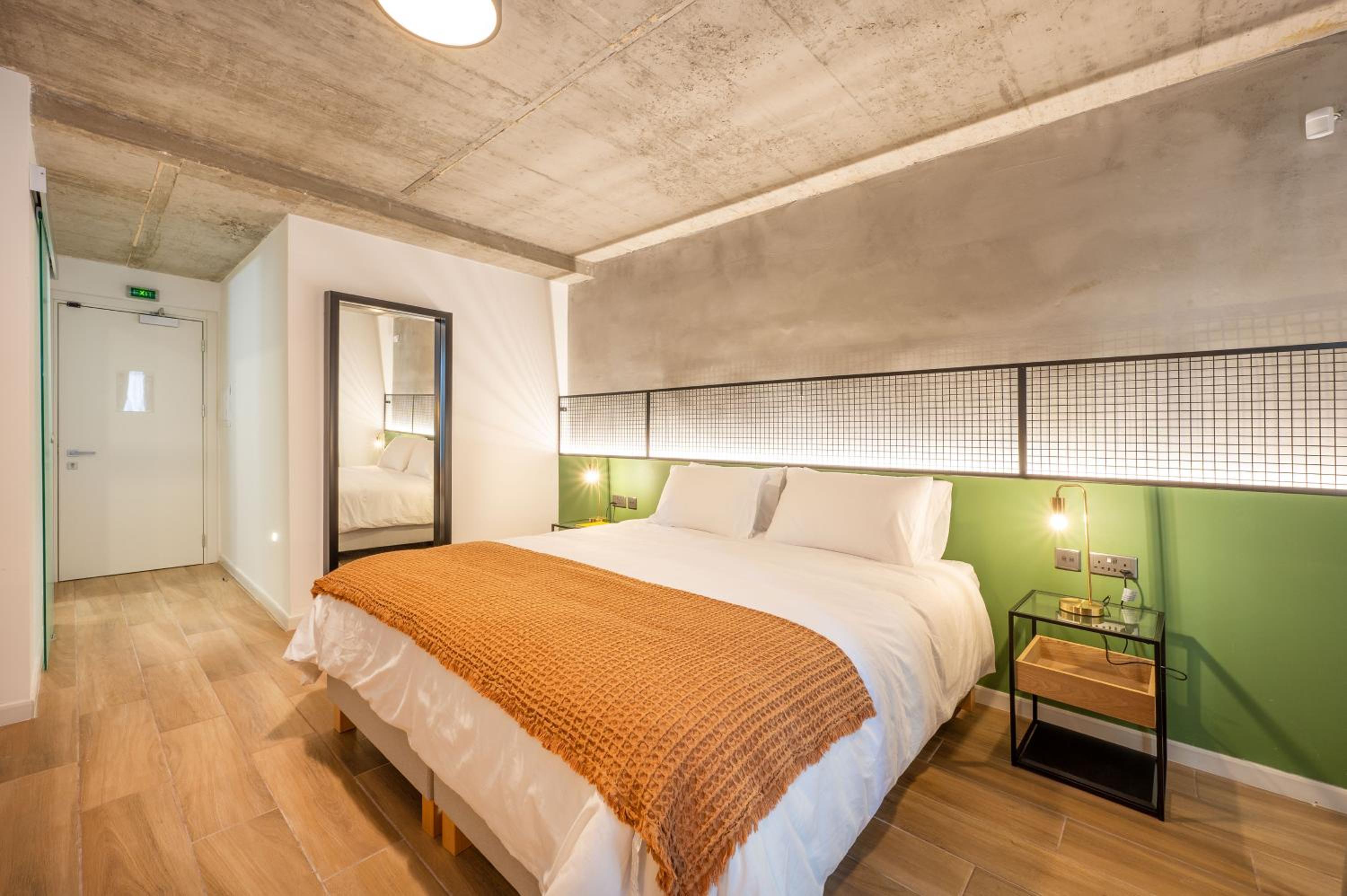 Habitación Queen con Vista Parcial al Mar y Balcón