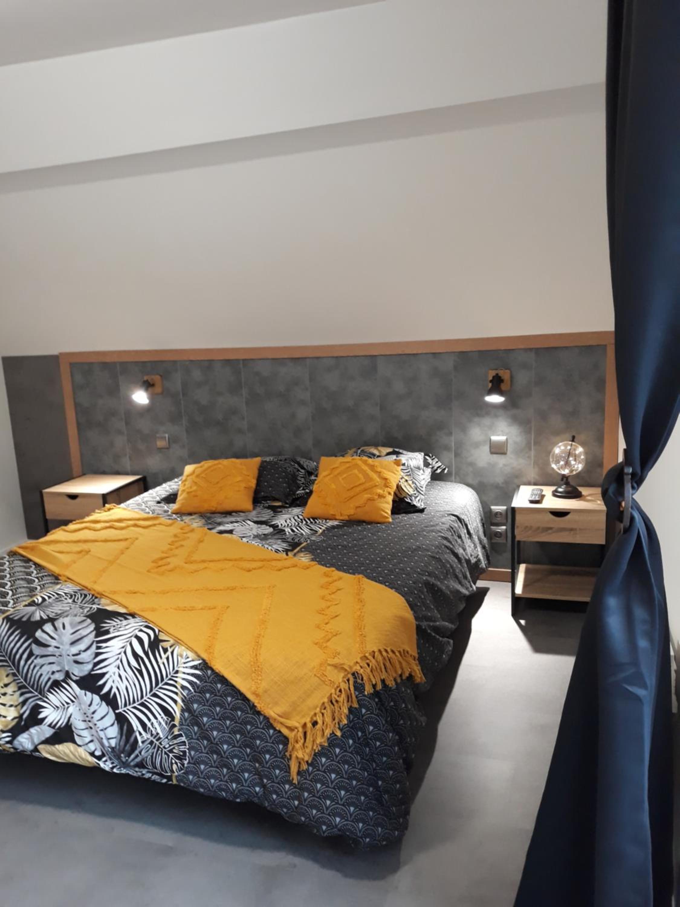 Deluxe Double Room with Shower - Photo 2