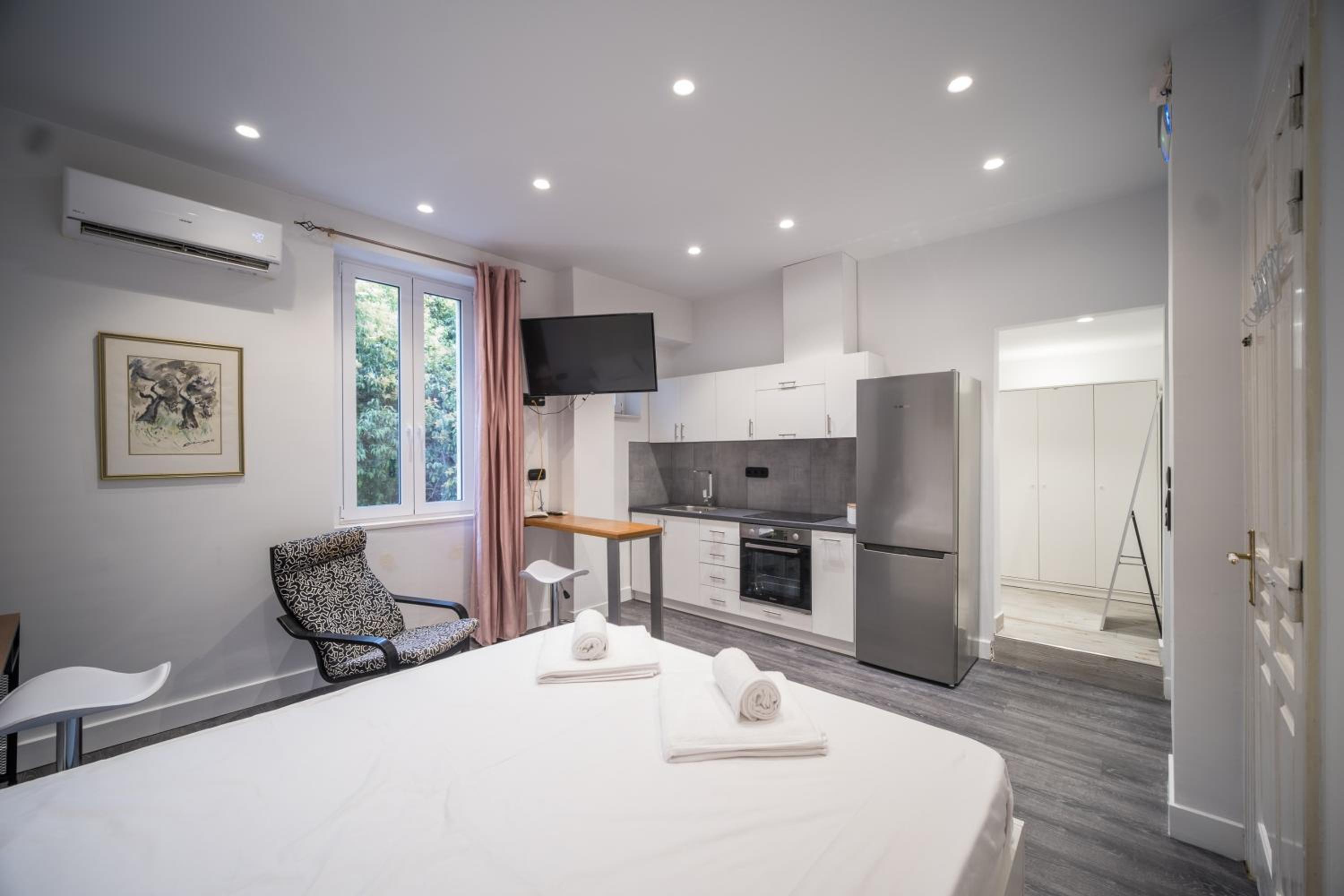 Studio Apartment photo 1