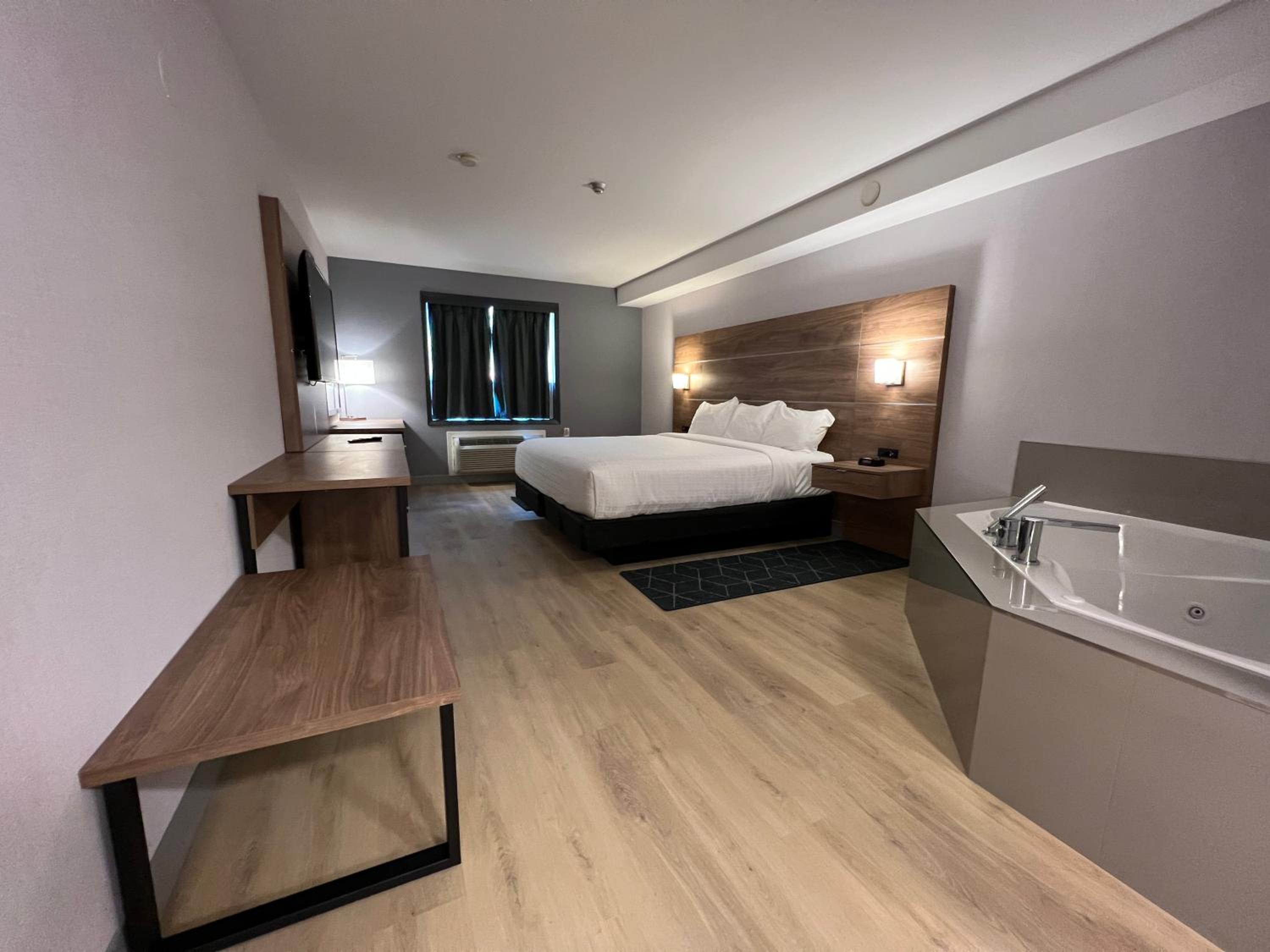 King Suite with Jetted Tub - Non-Smoking - Photo 1