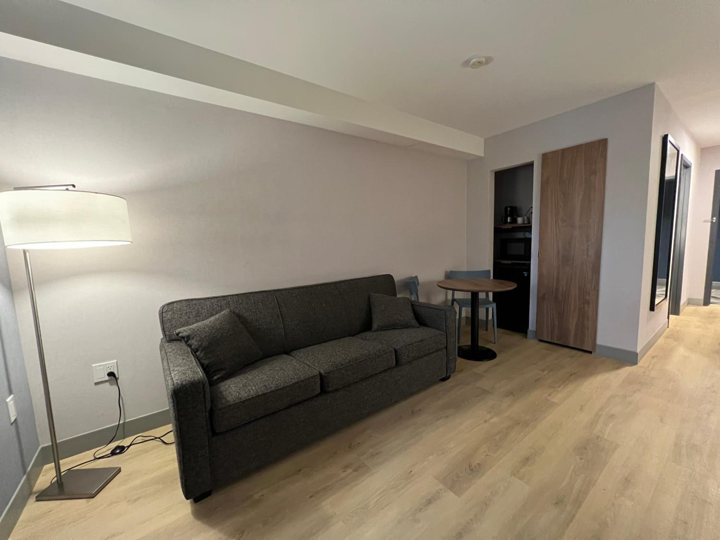 One-Bedroom Family Suite with Two Queen Beds - Non-Smoking - Photo 2