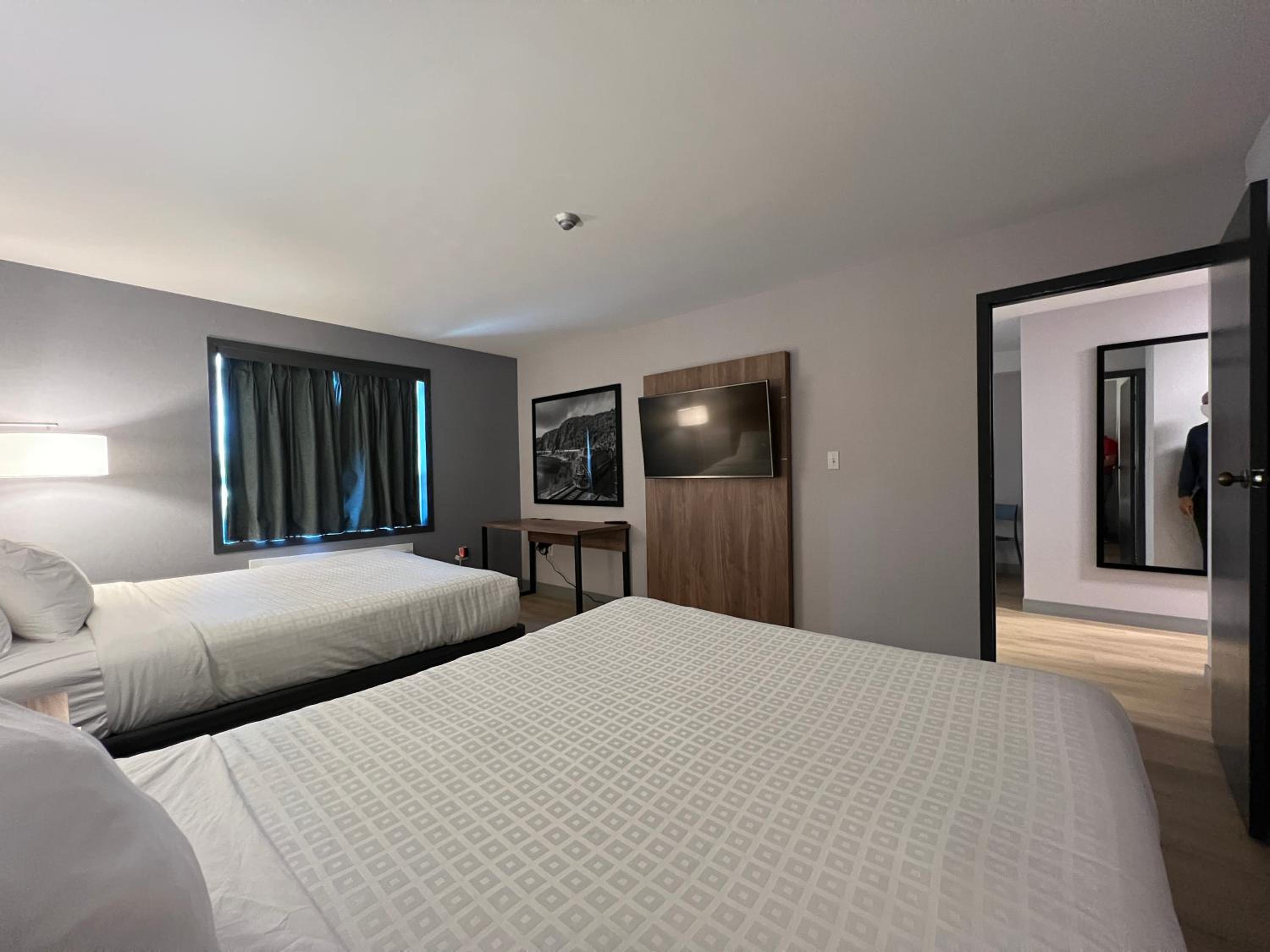 One-Bedroom Family Suite with Two Queen Beds - Non-Smoking - Photo 4