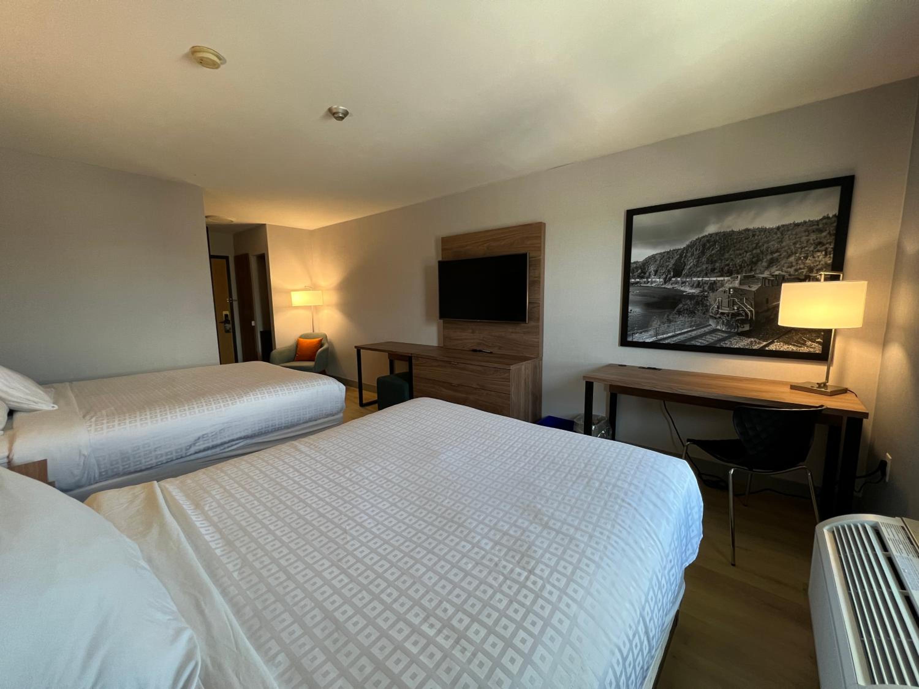 Queen Room with Two Queen Beds - Non-Smoking - Photo 5