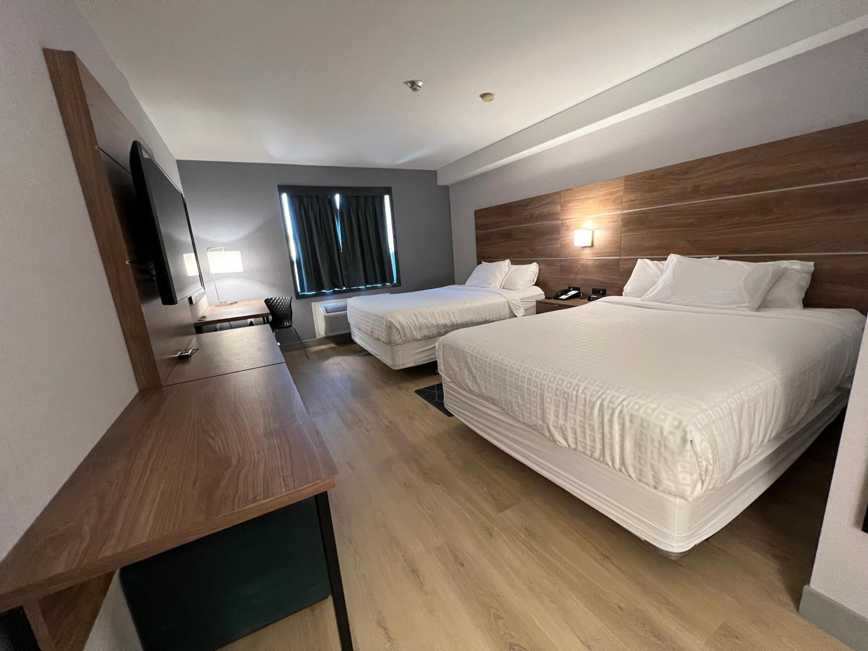 Queen Room with Two Queen Beds - Non-Smoking - Photo 3
