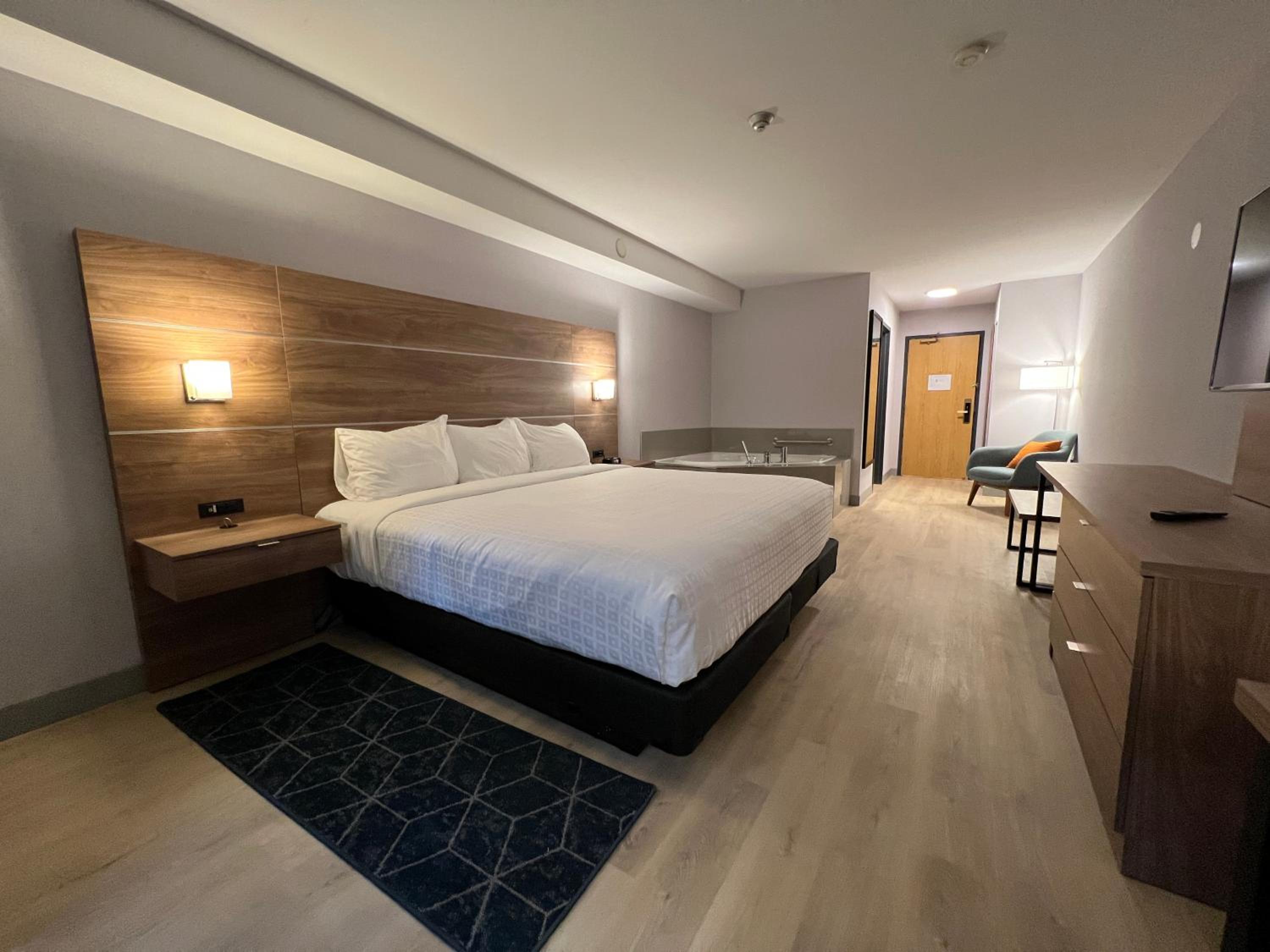 King Suite with Jetted Tub - Non-Smoking - Photo 3