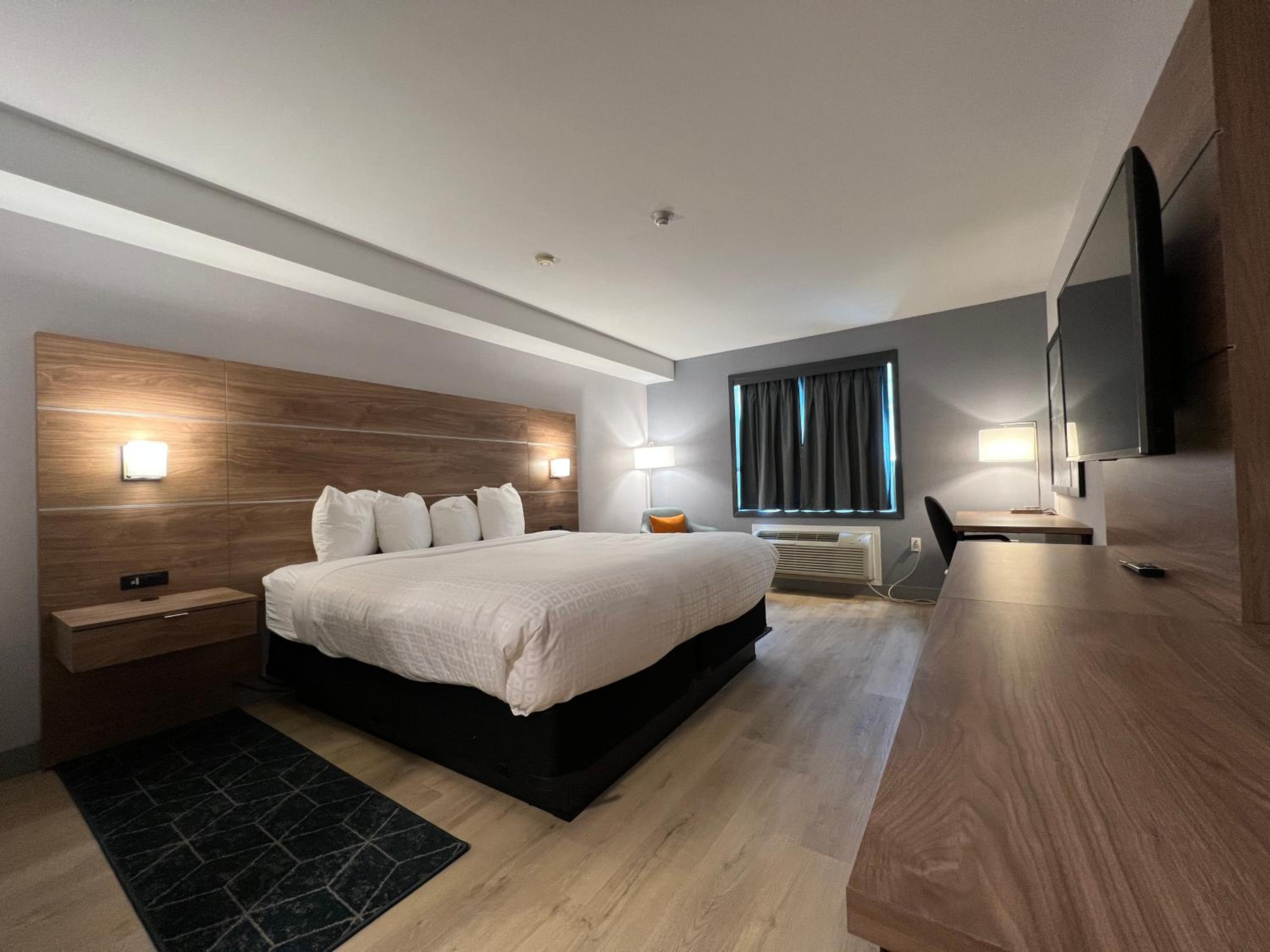 King Room - Non-Smoking - Photo 4