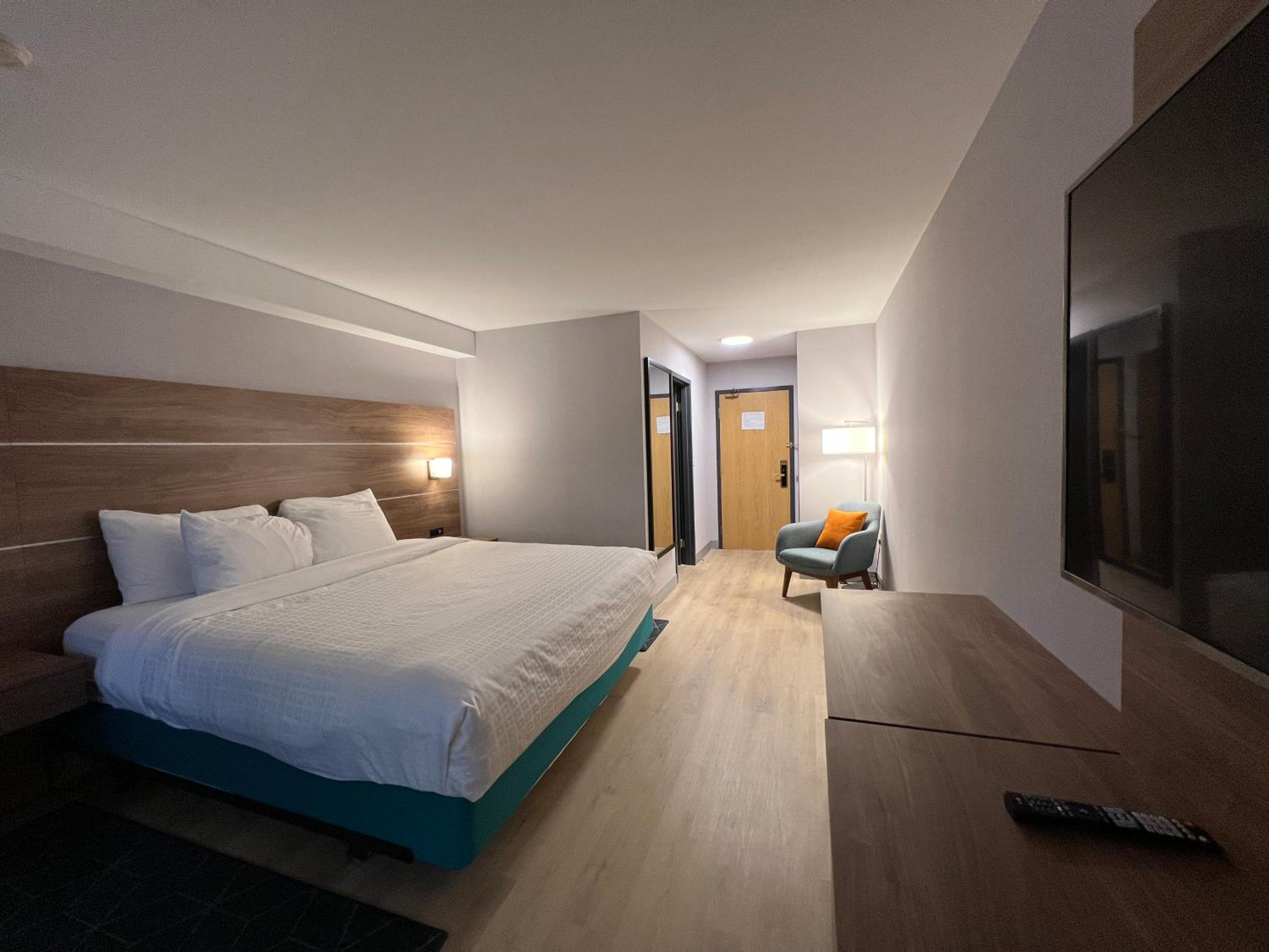 King Room - Non-Smoking - Photo 5