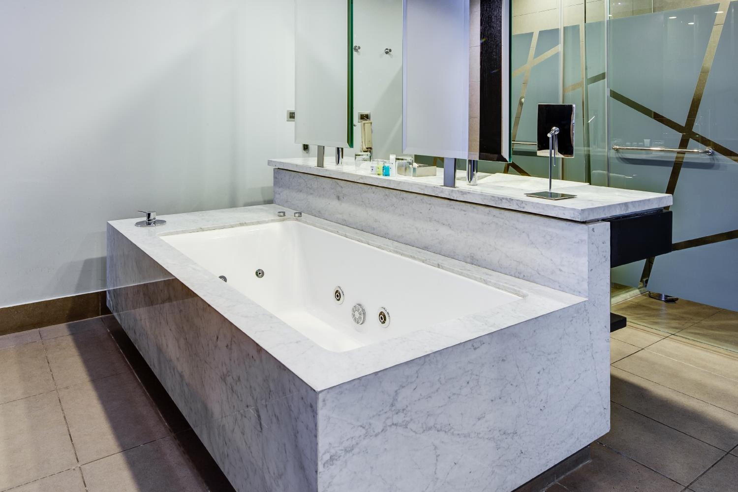 Junior King Suite with Jetted Tub - Non-Smoking - Photo 6