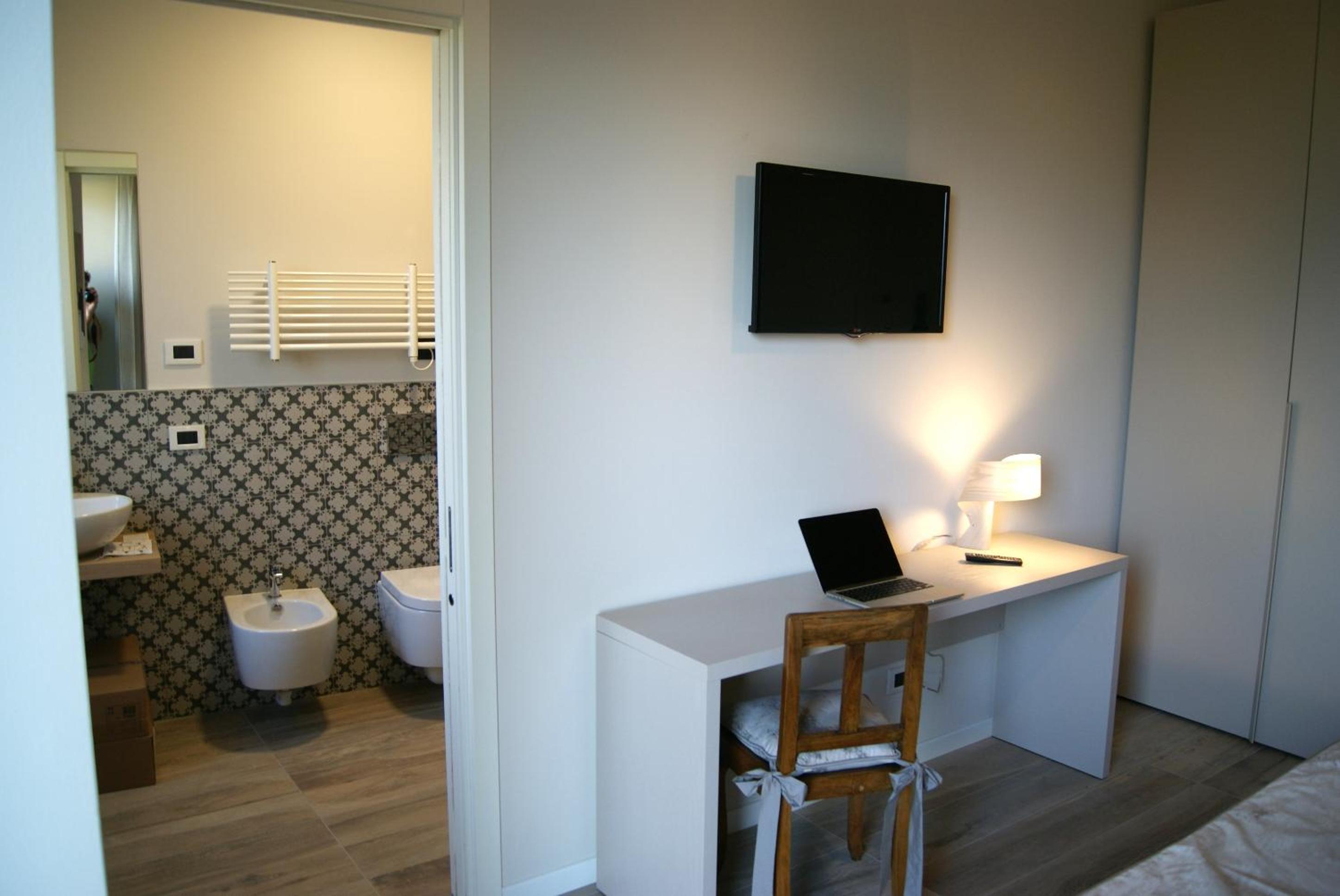 Double or Twin Room with Balcony - Photo 2