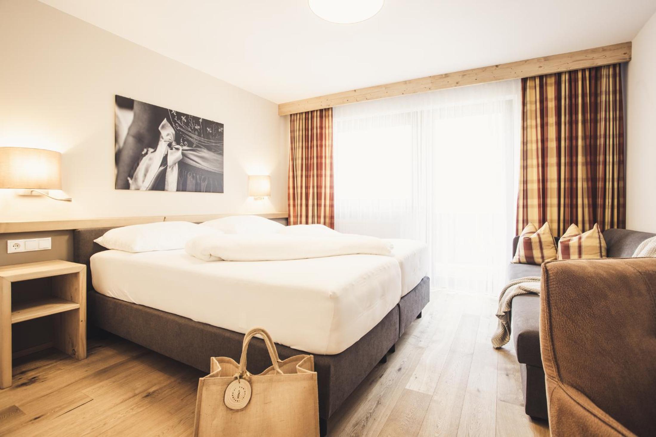 Deluxe Double Room with Balcony photo 3