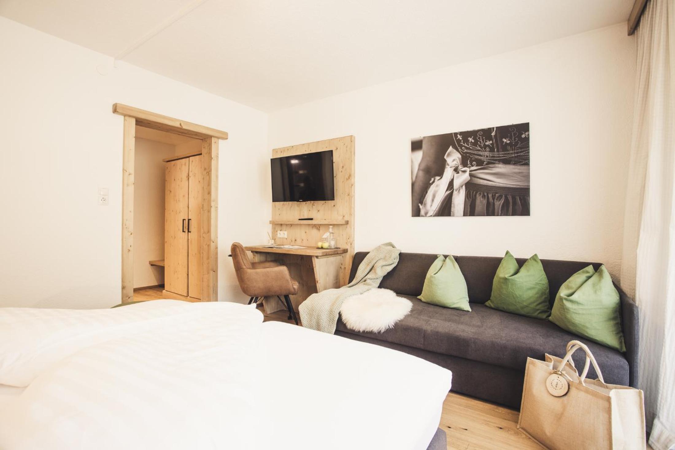 Deluxe Double Room with Balcony photo 2